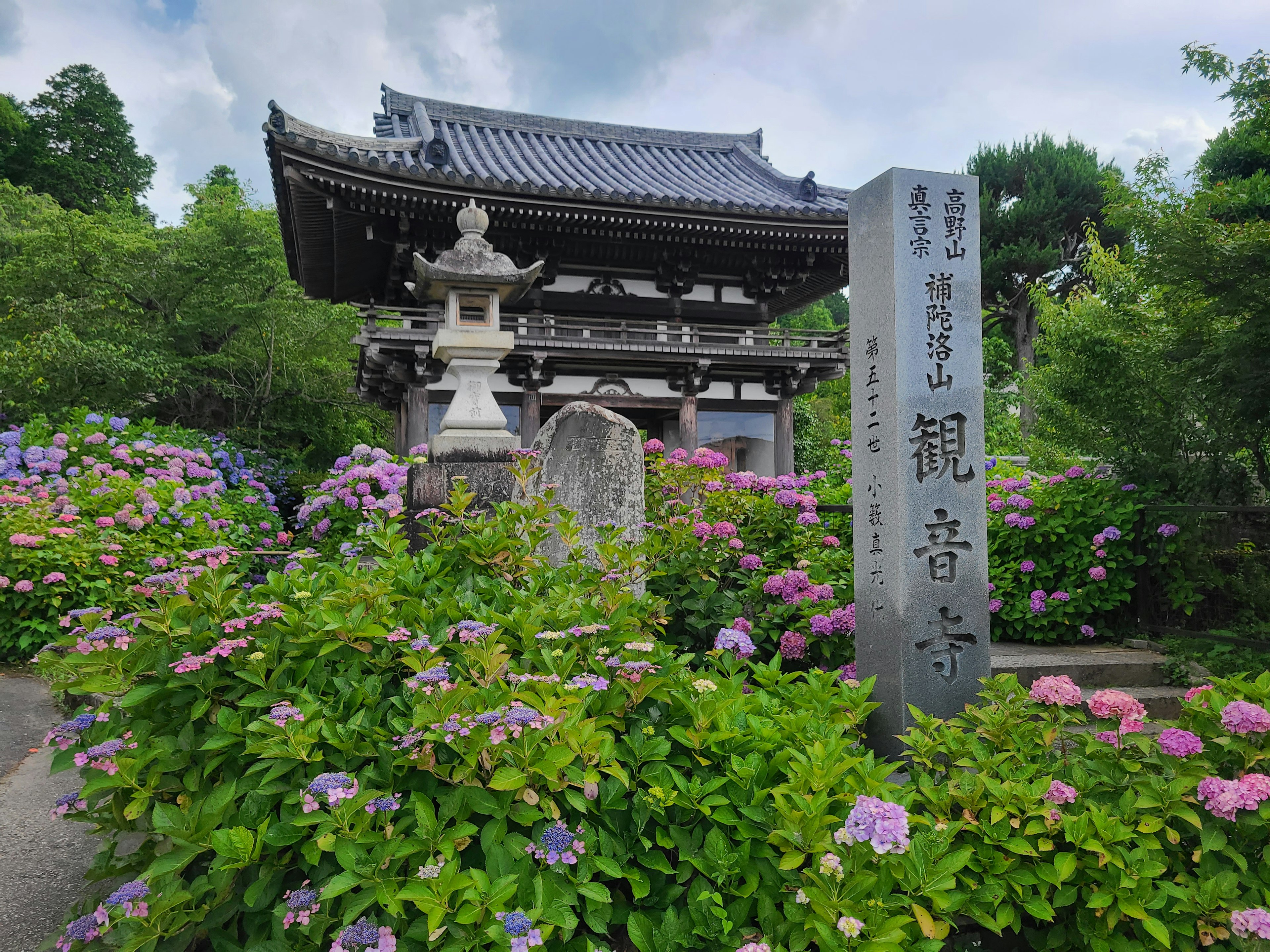 Vue pittoresque d'un ancien temple entouré d'hortensias colorés