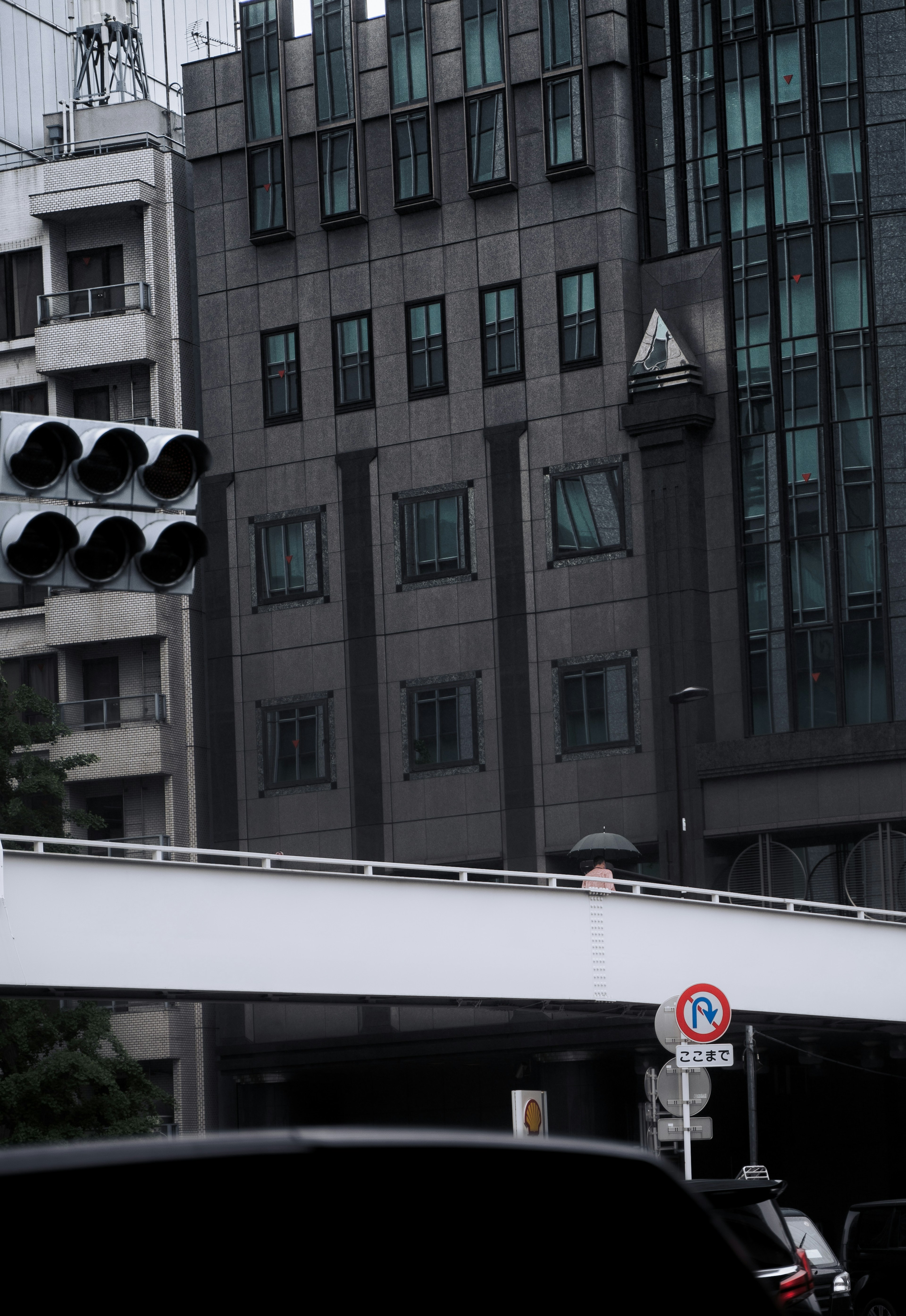 Escena urbana con edificios modernos y semáforos