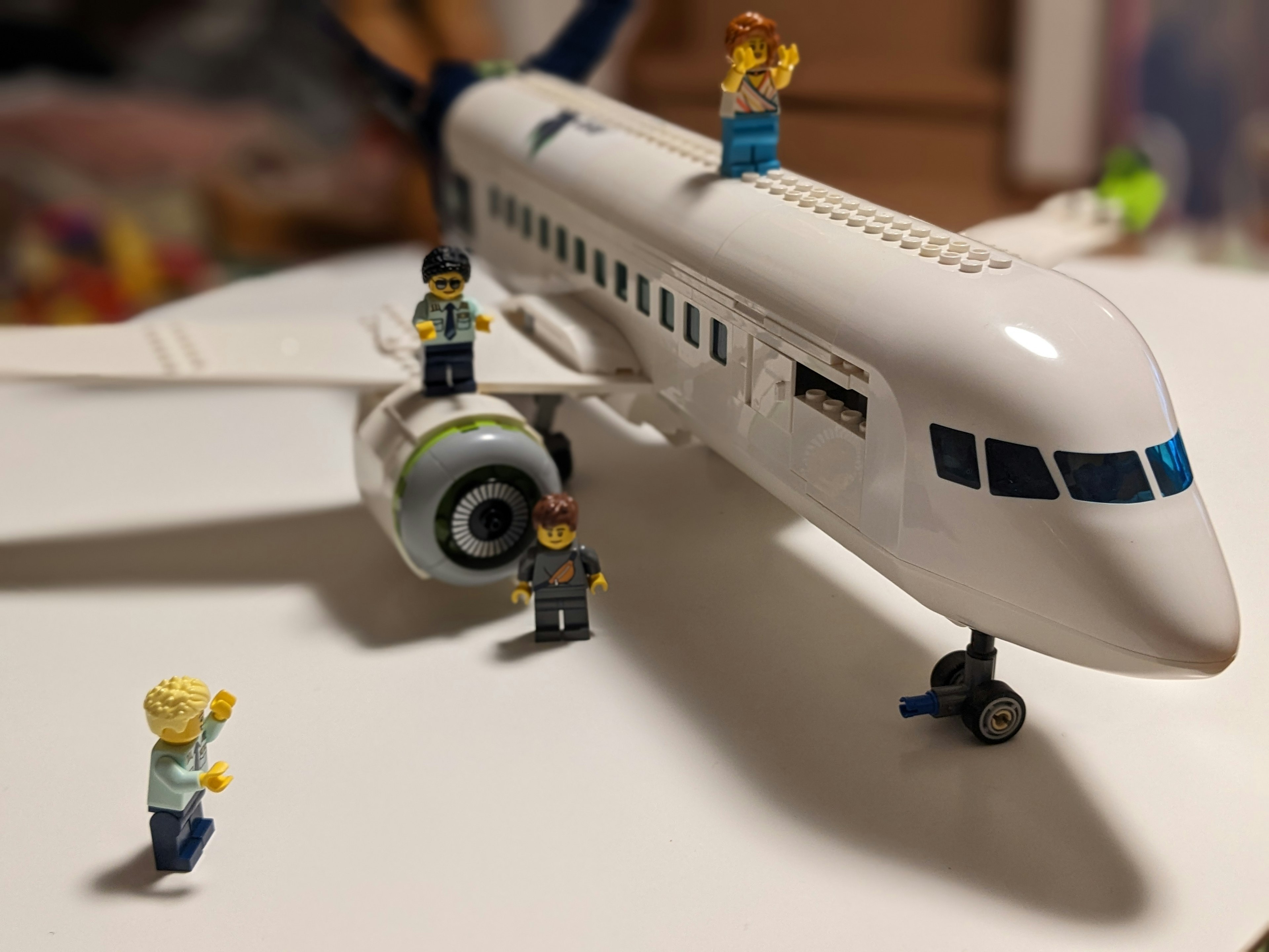 Un modello di aereo bianco con figure Lego intorno