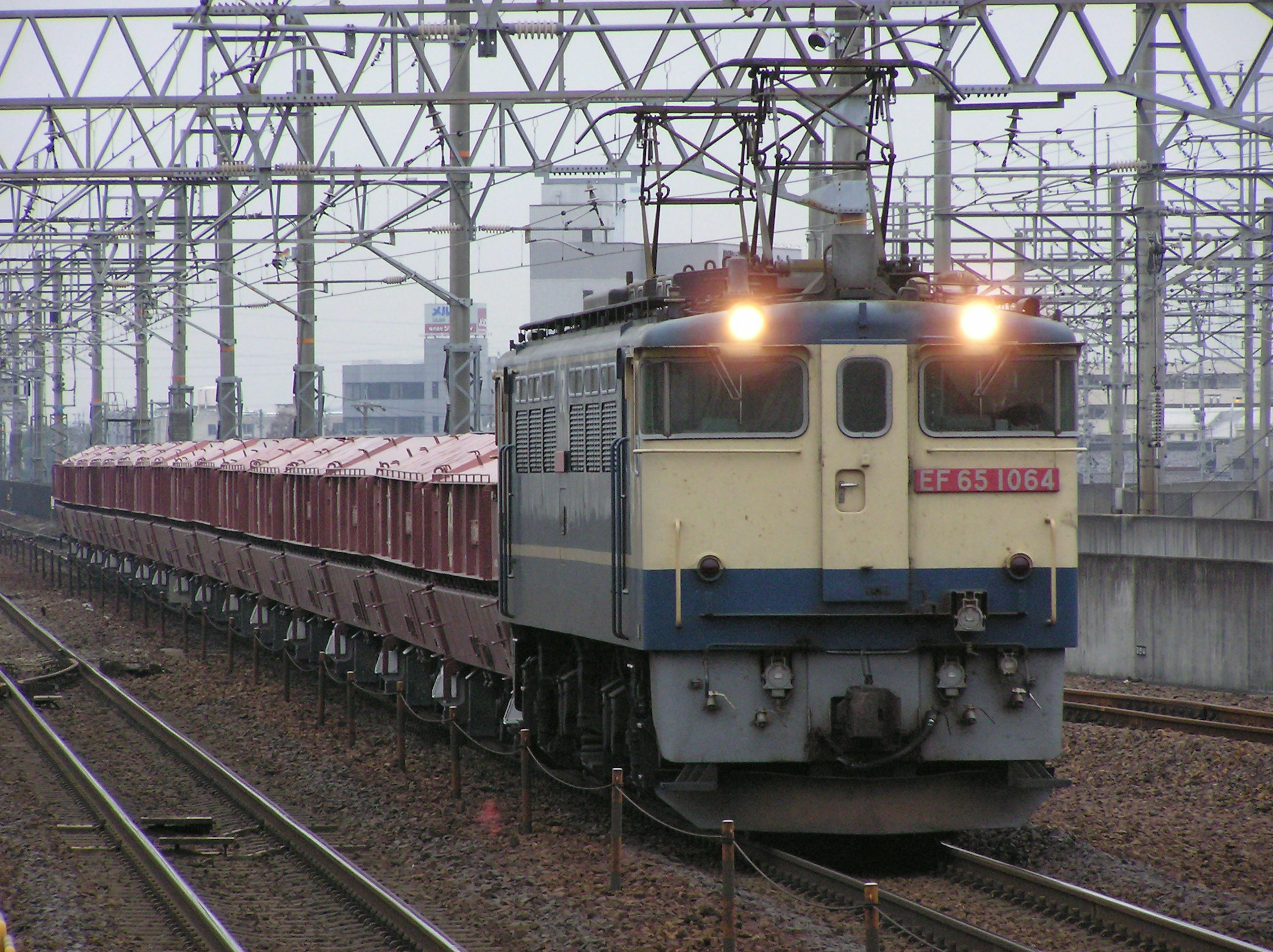 Tren de carga en movimiento sobre rieles