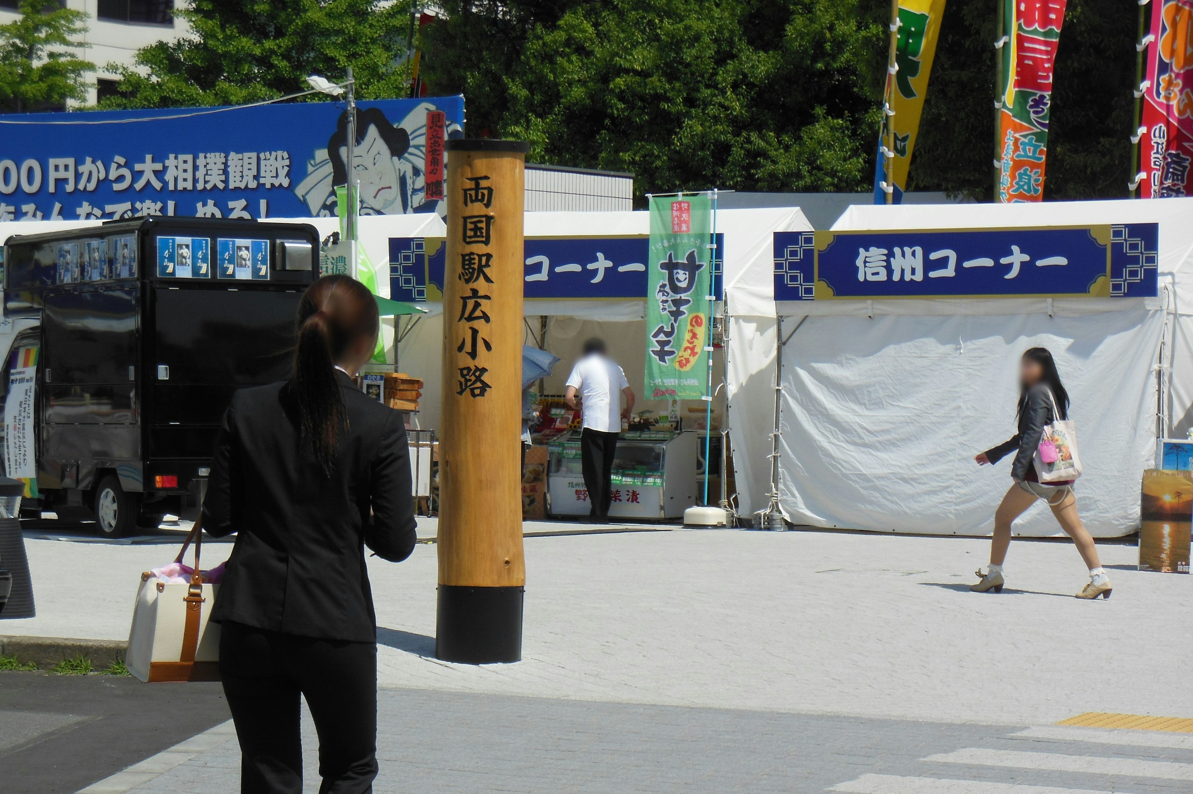 Scène animée de stands et de personnes lors d'un événement en plein air