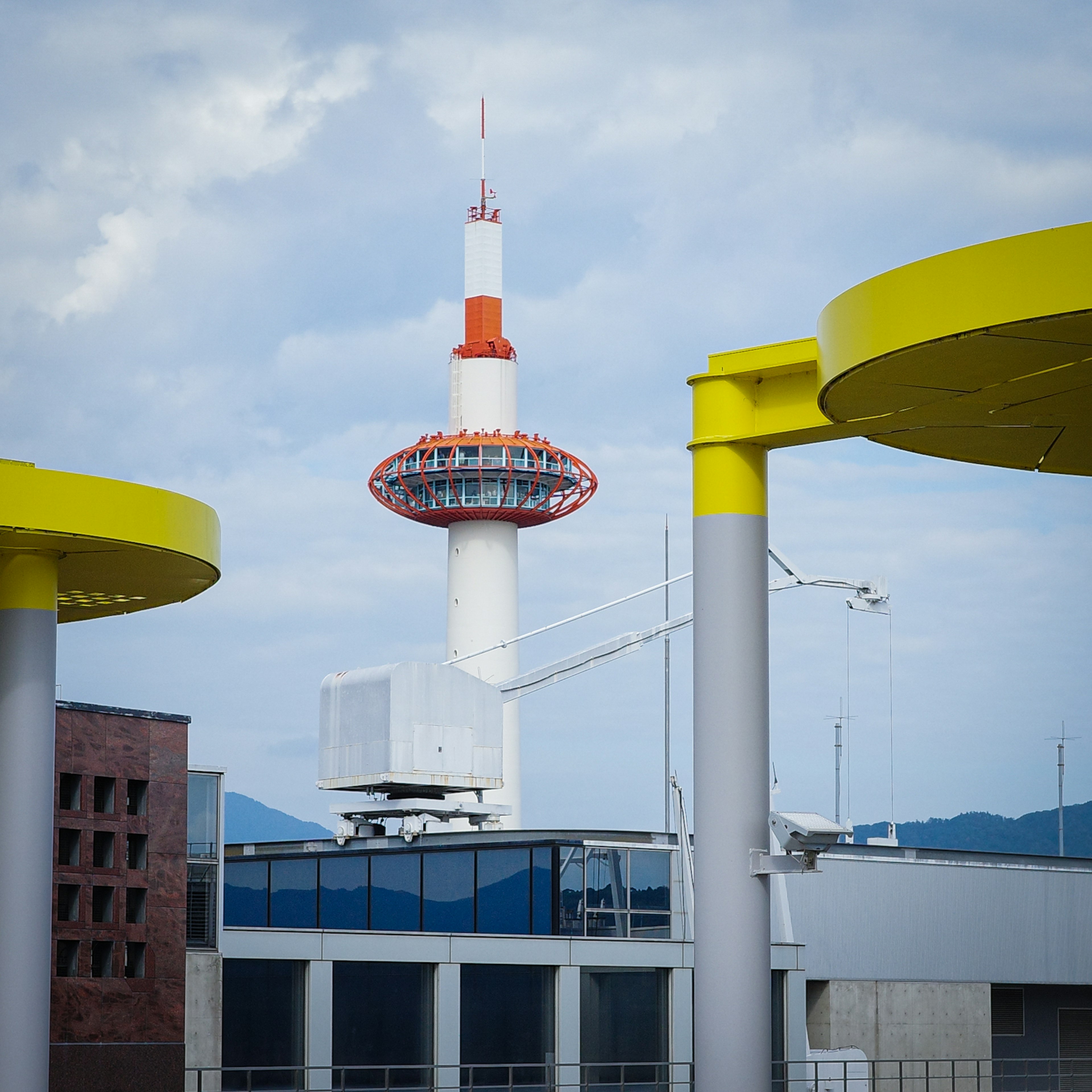 京都タワーと黄色い円形の構造物が見える風景