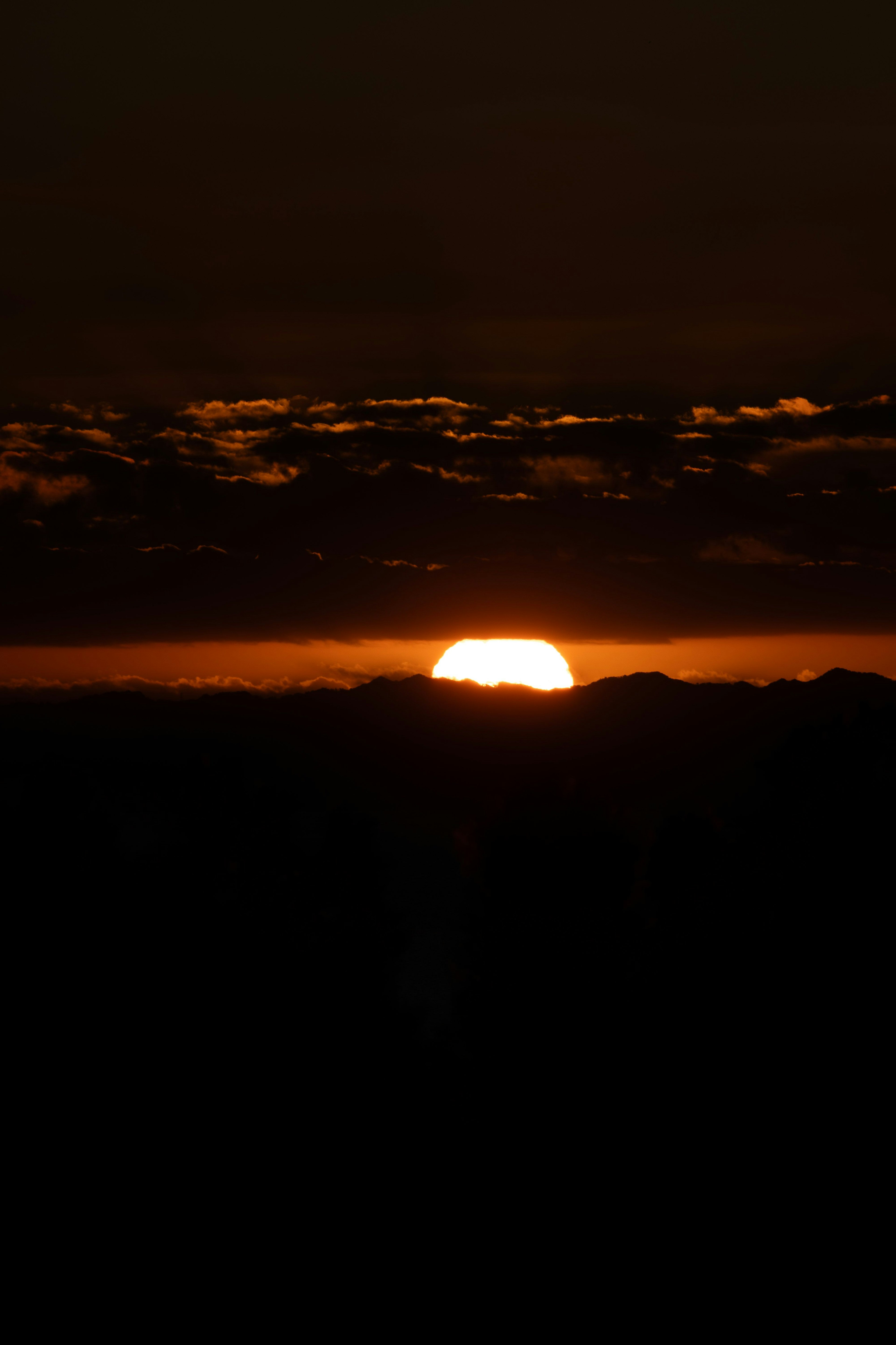 夕日が山の間から昇る美しい風景