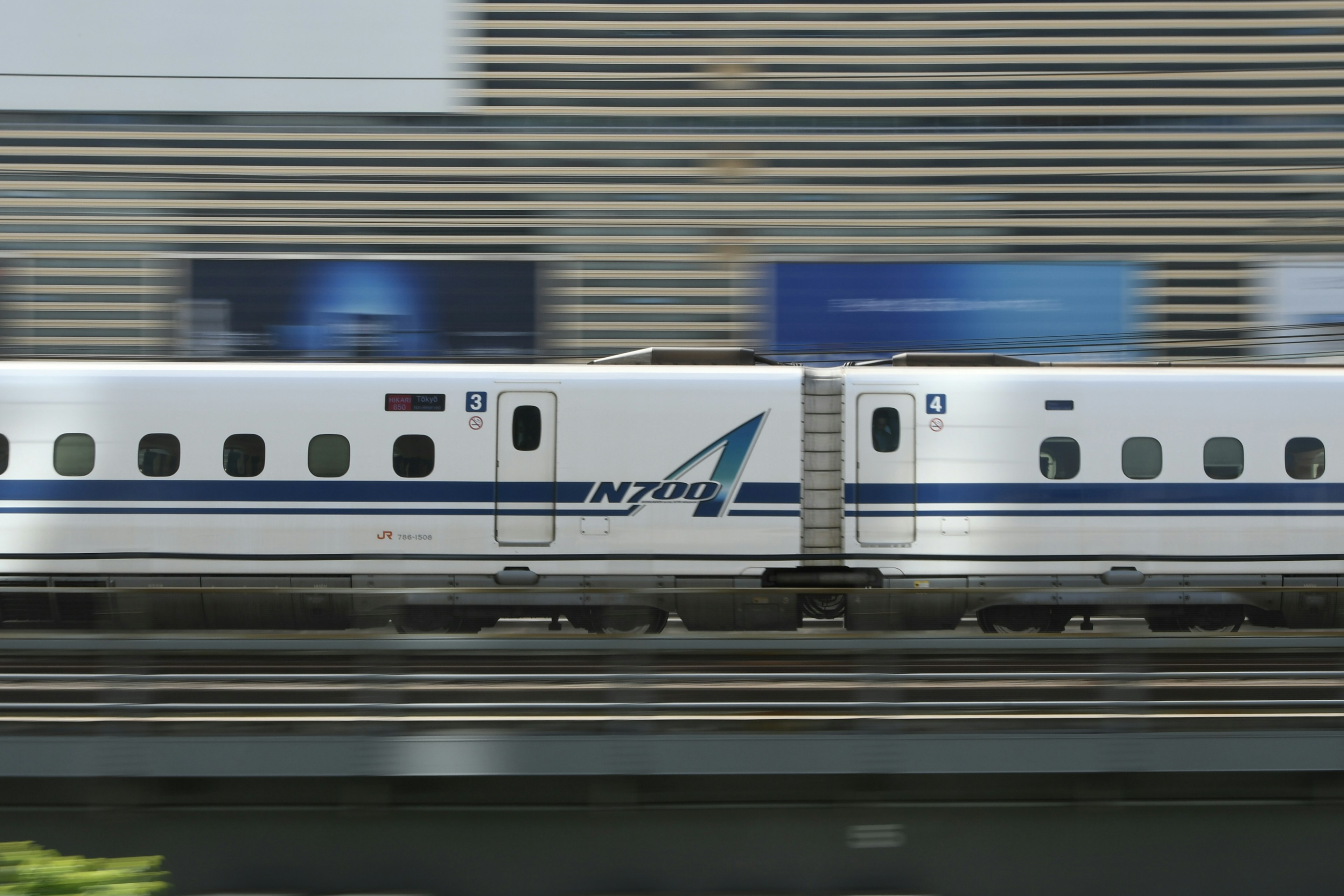 ภาพของรถไฟชินคันเซ็นที่เคลื่อนที่อย่างรวดเร็ว