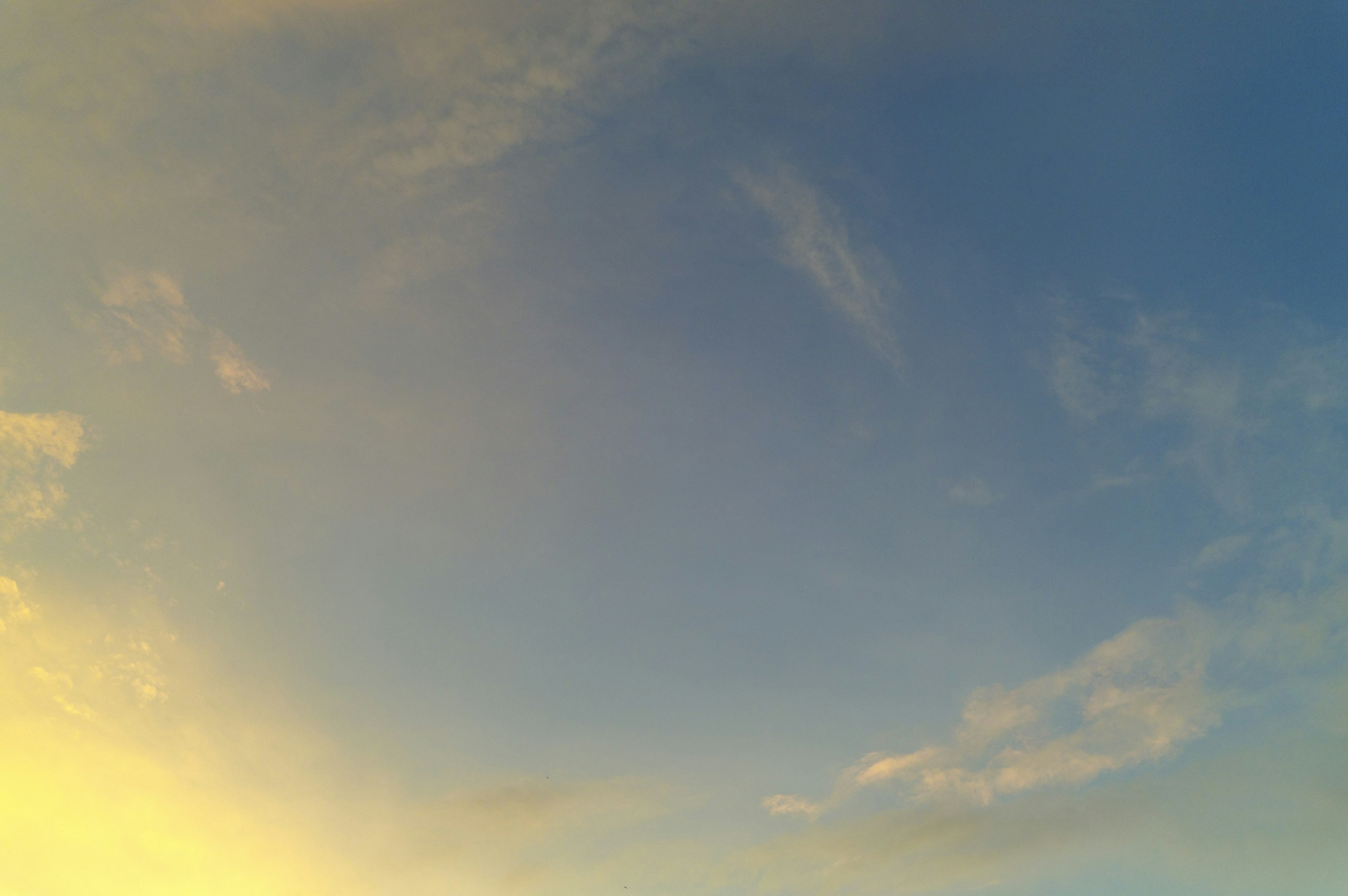 Bellissimo paesaggio con cielo blu e nuvole soffici