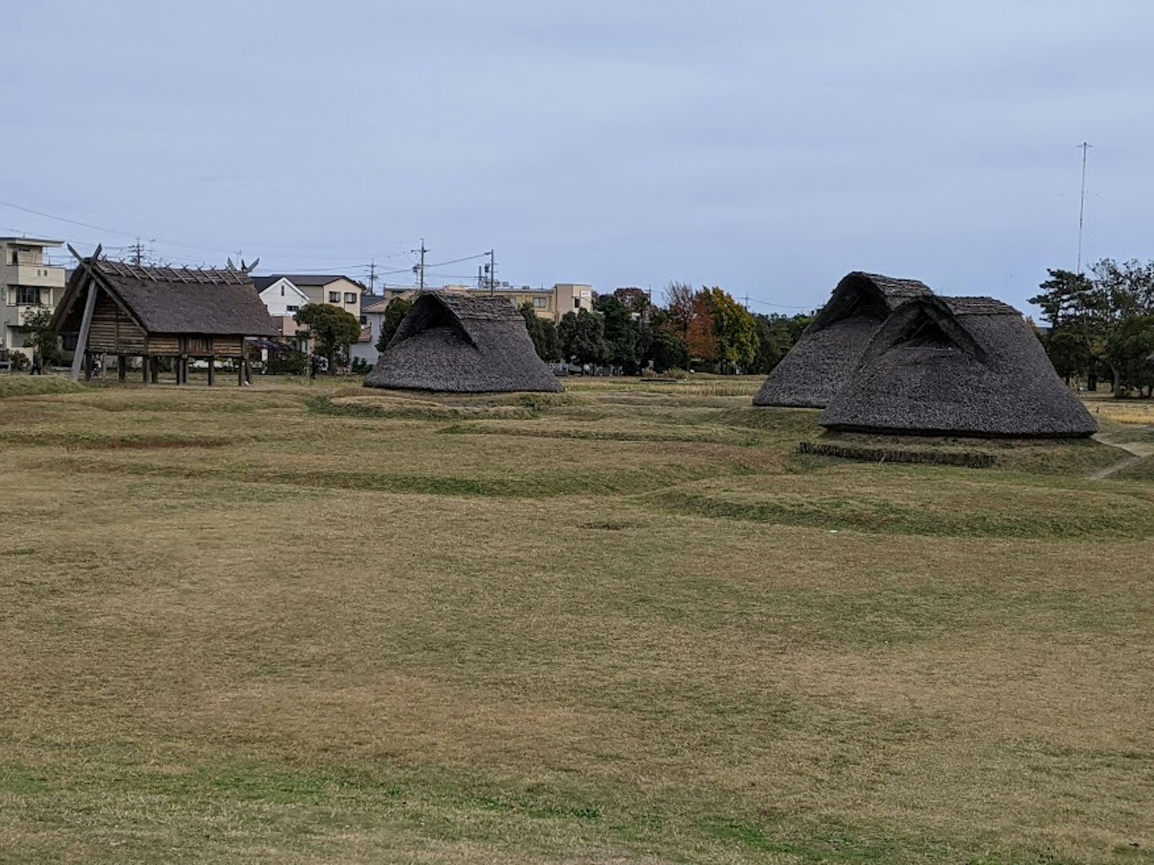 Paisaje con casas antiguas de techo de paja