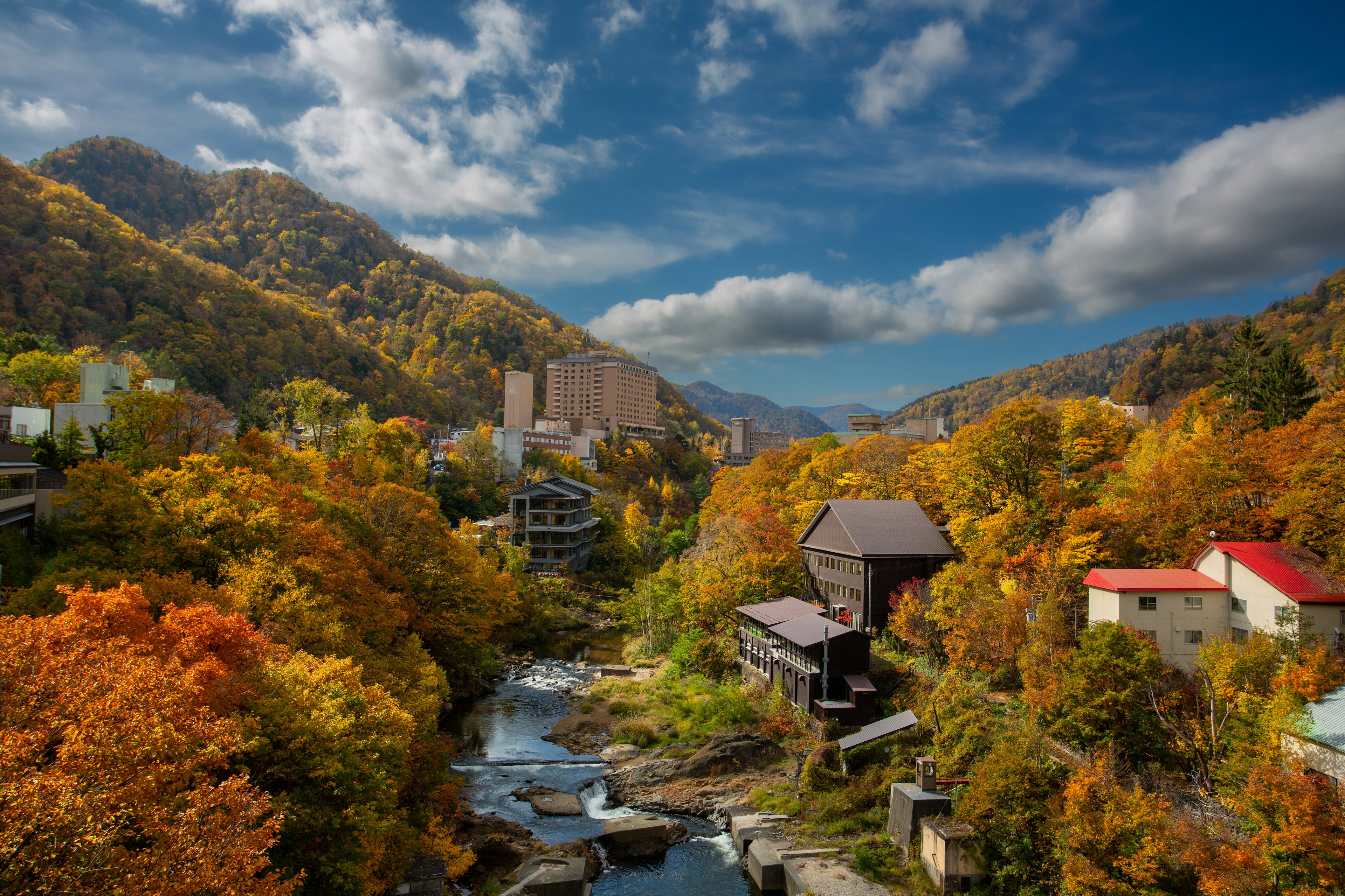 美しい秋の風景に囲まれた温泉街の景色