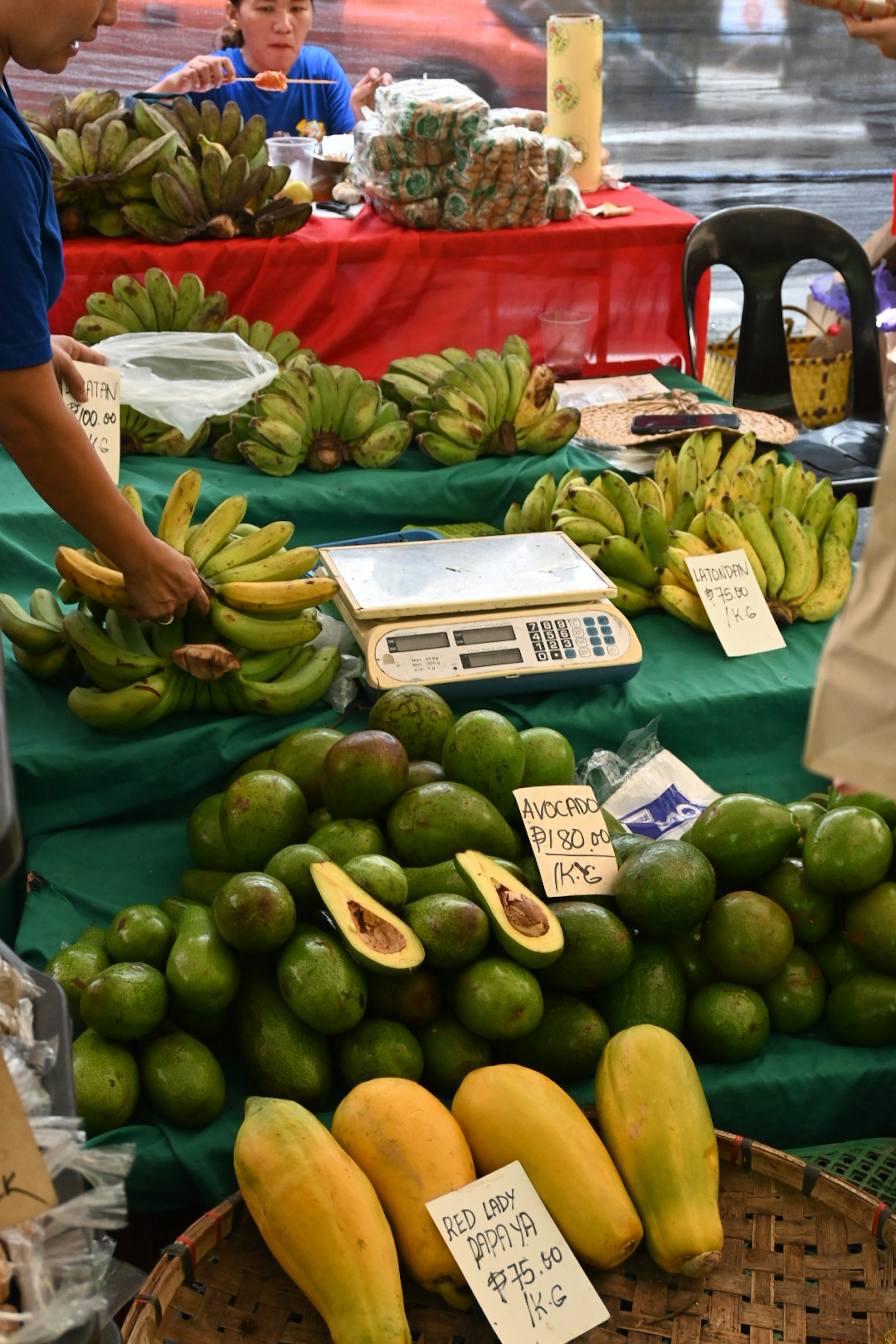 Frutas y verduras frescas exhibidas en un mercado