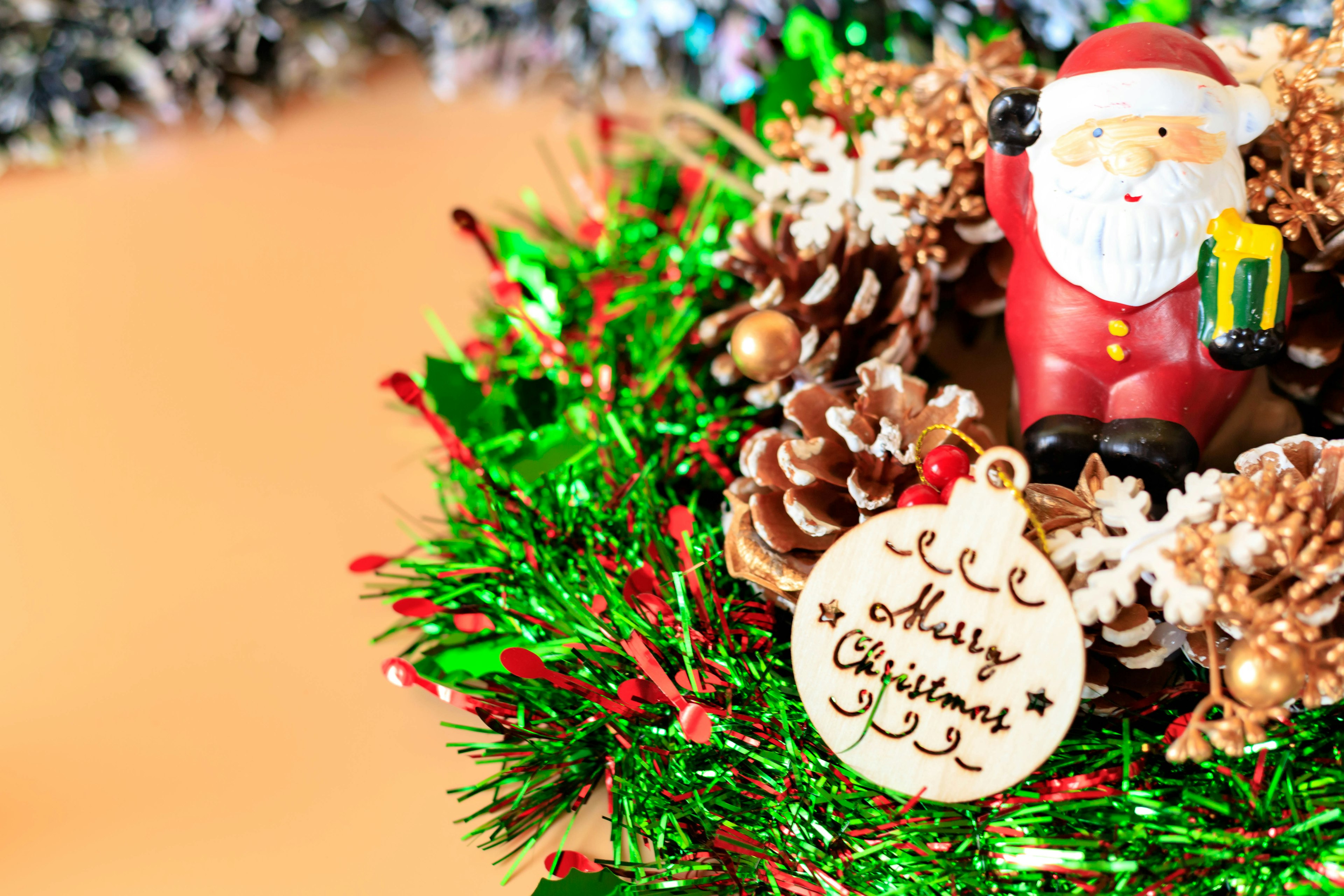 Corona de Navidad con decoración de Santa Claus y piñas