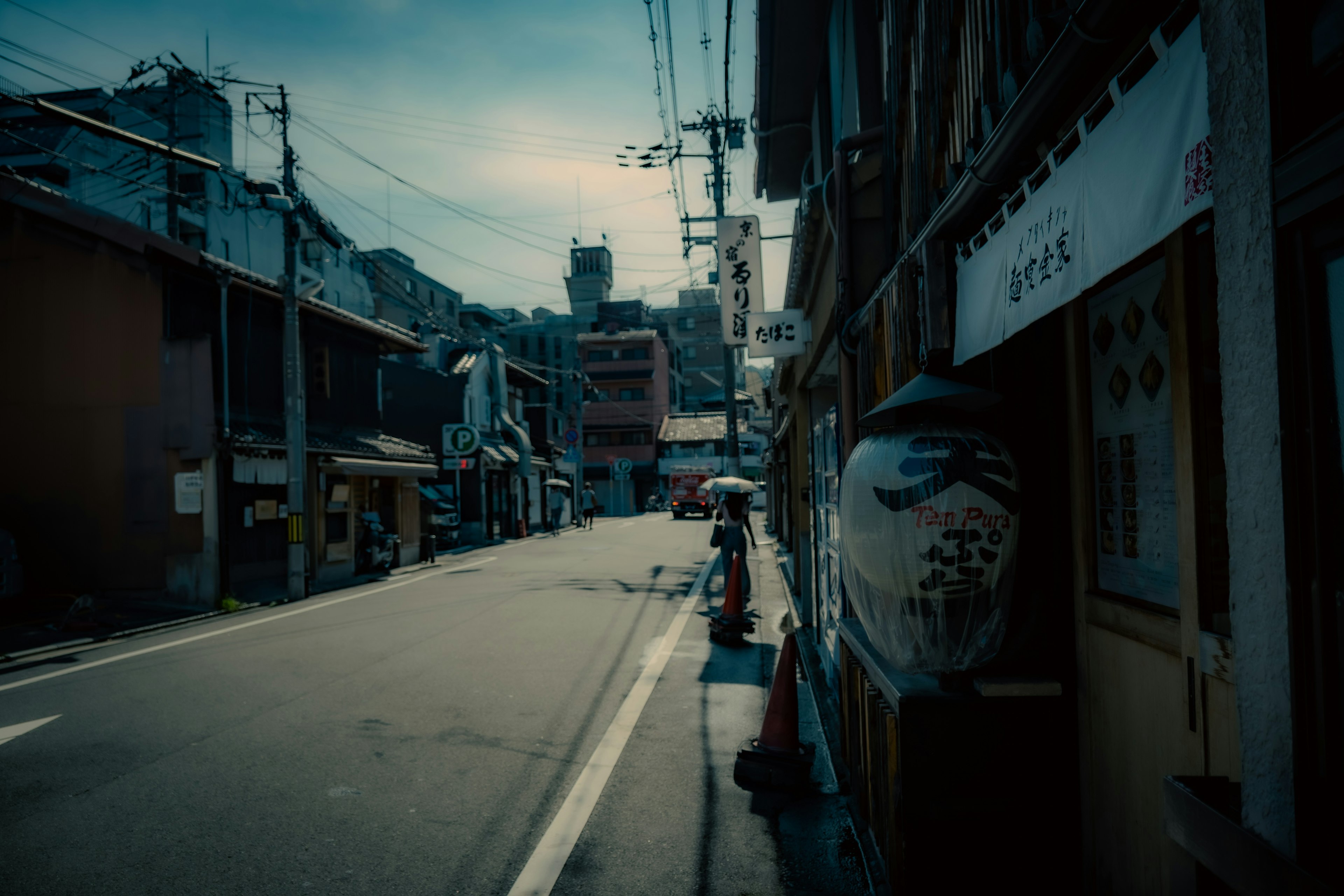 暗い街路と古い建物が並ぶ日本の通りの風景