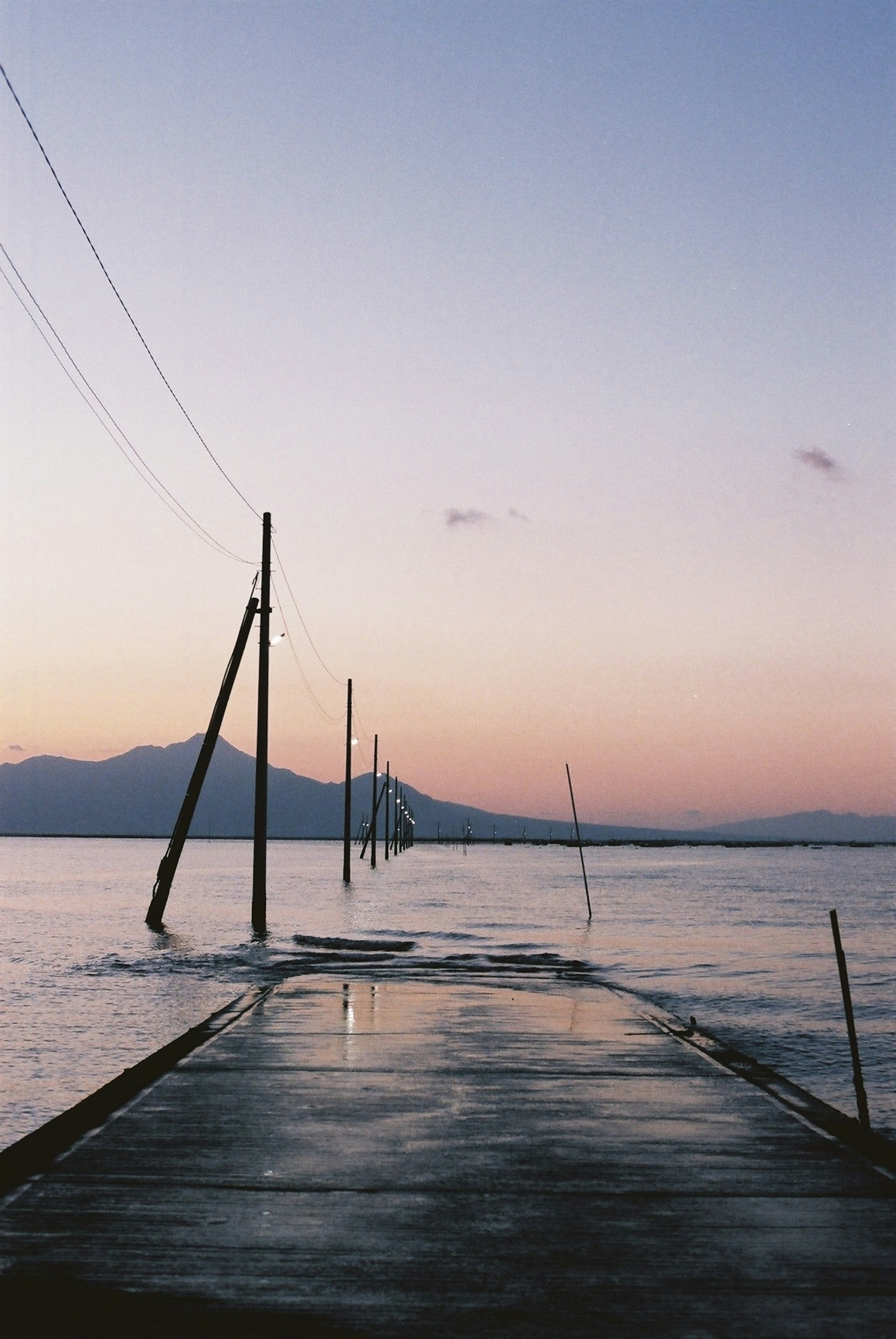 Tramonto tranquillo sul mare con un molo