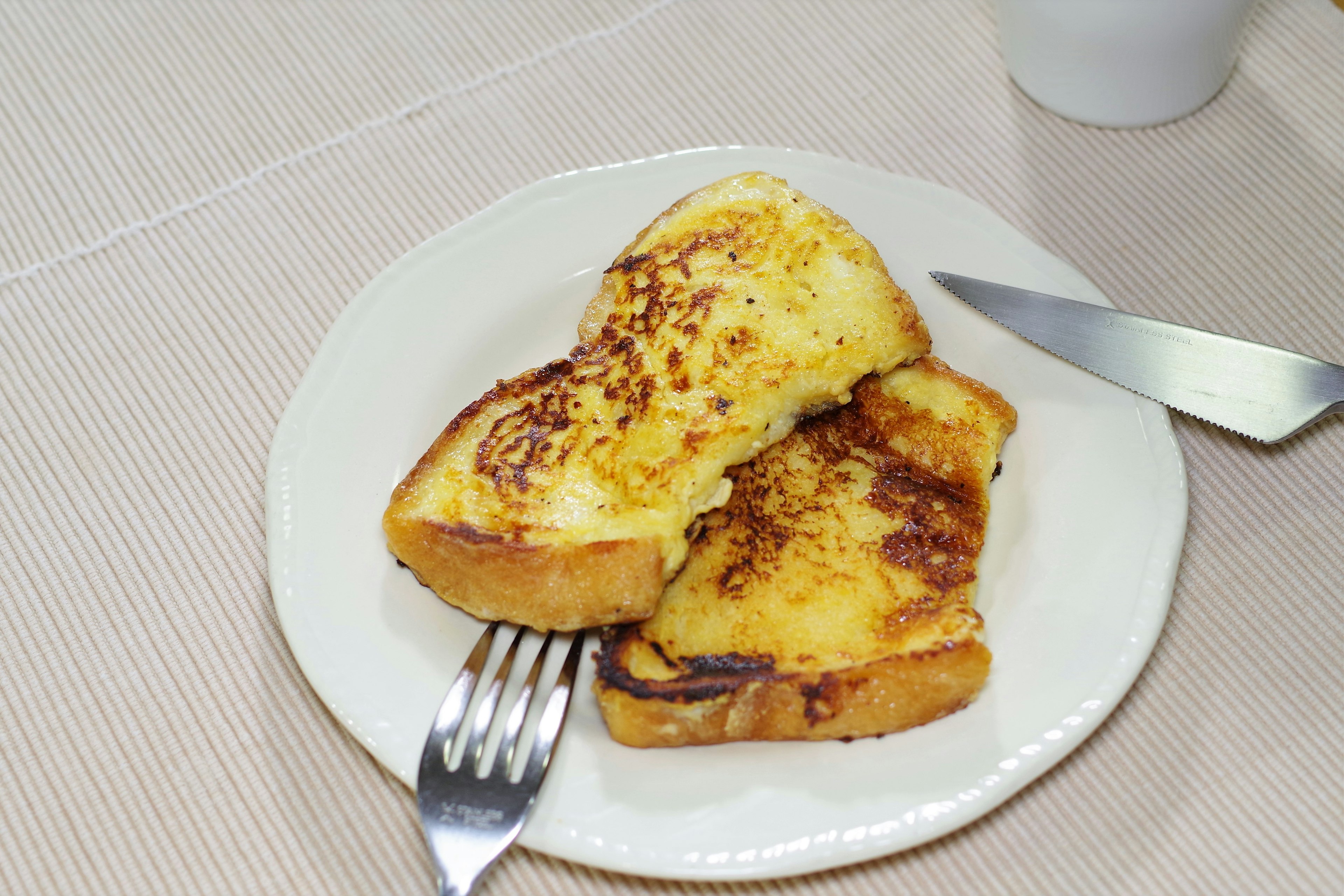 Pain perdu doré servi dans une assiette