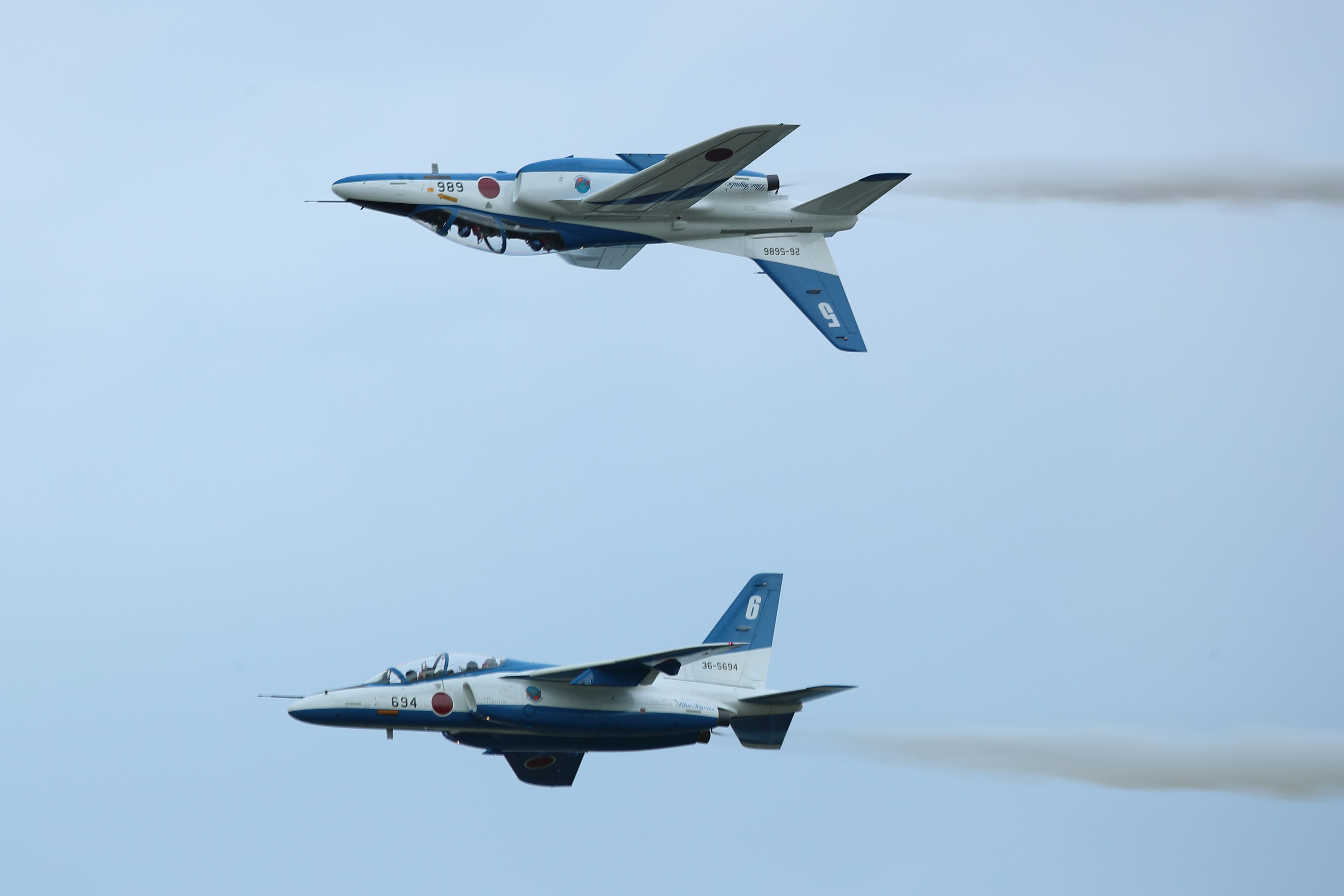 Deux avions de chasse volant en formation dans le ciel