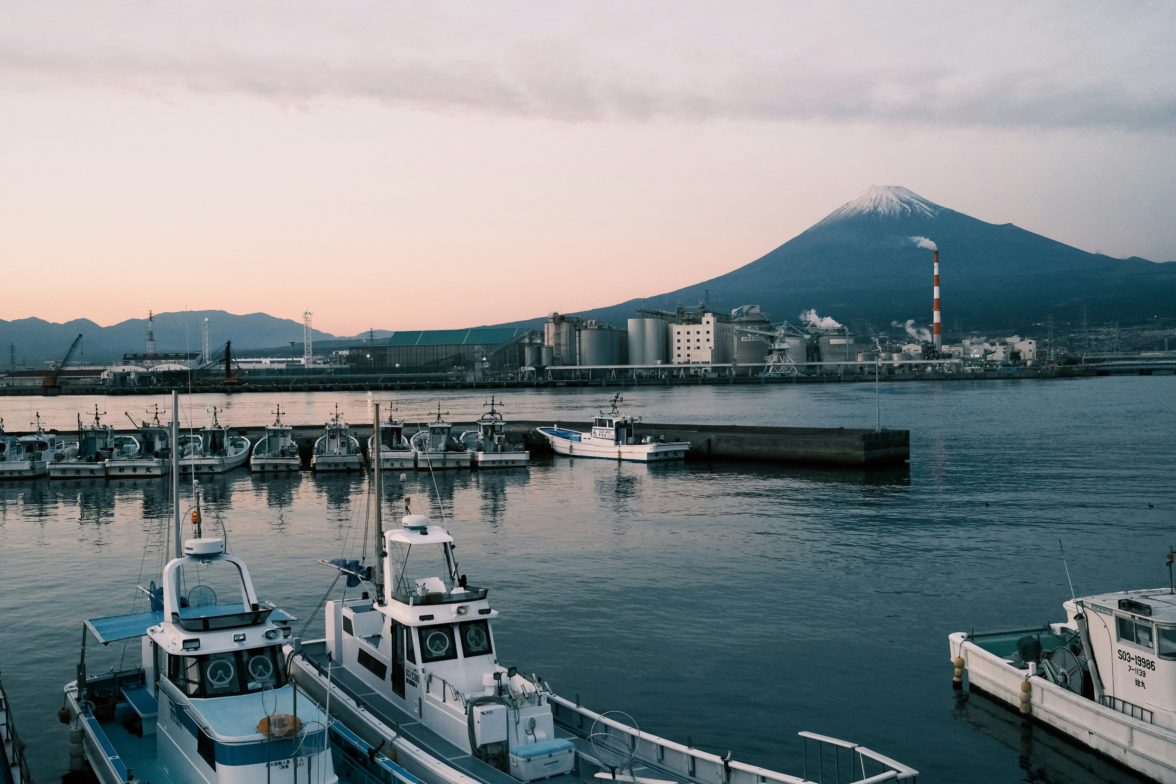 ทิวทัศน์ท่าเรือที่เงียบสงบพร้อมภูเขาฟูจิในพื้นหลัง