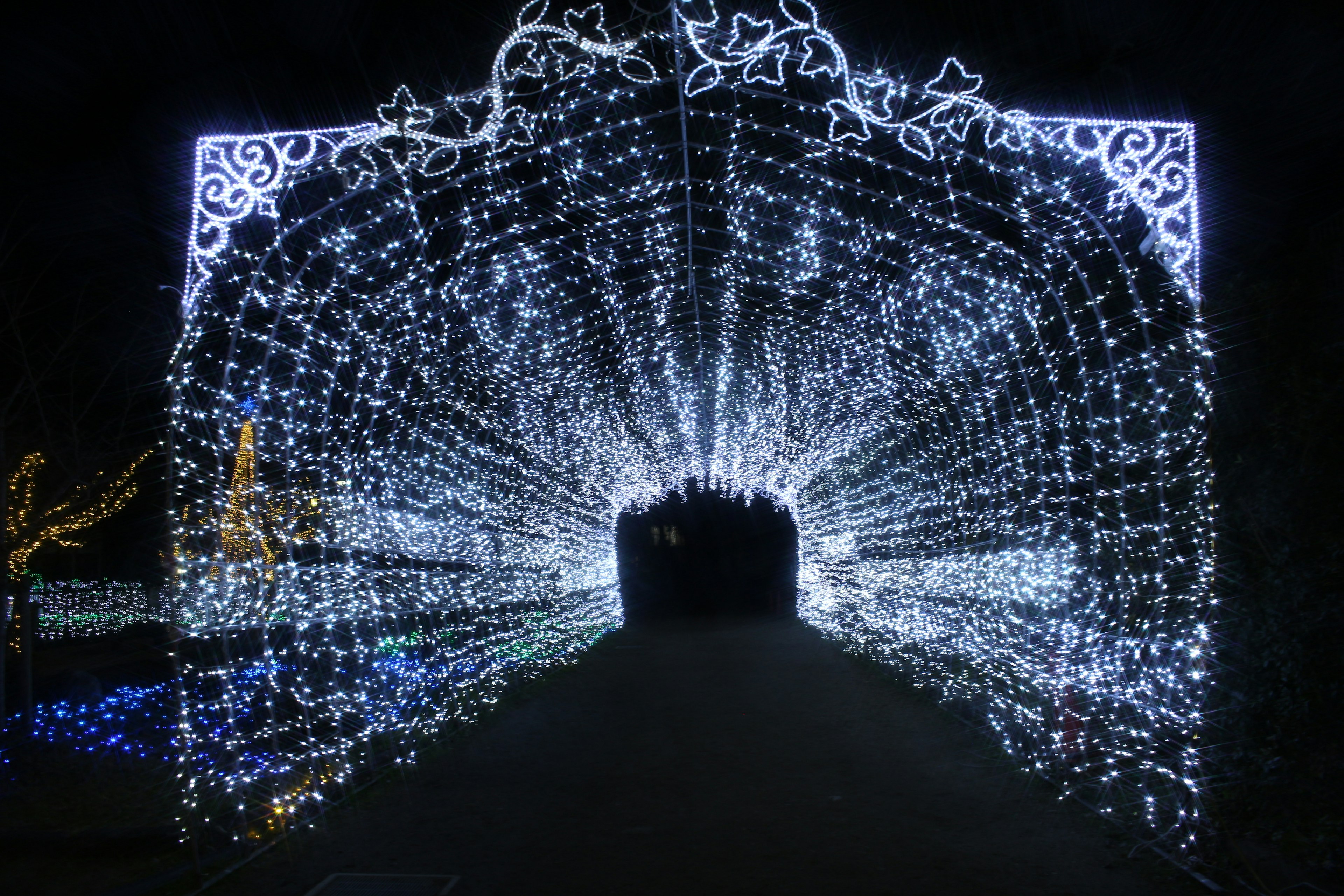 Túnel iluminado con luces brillantes que crean una atmósfera mágica