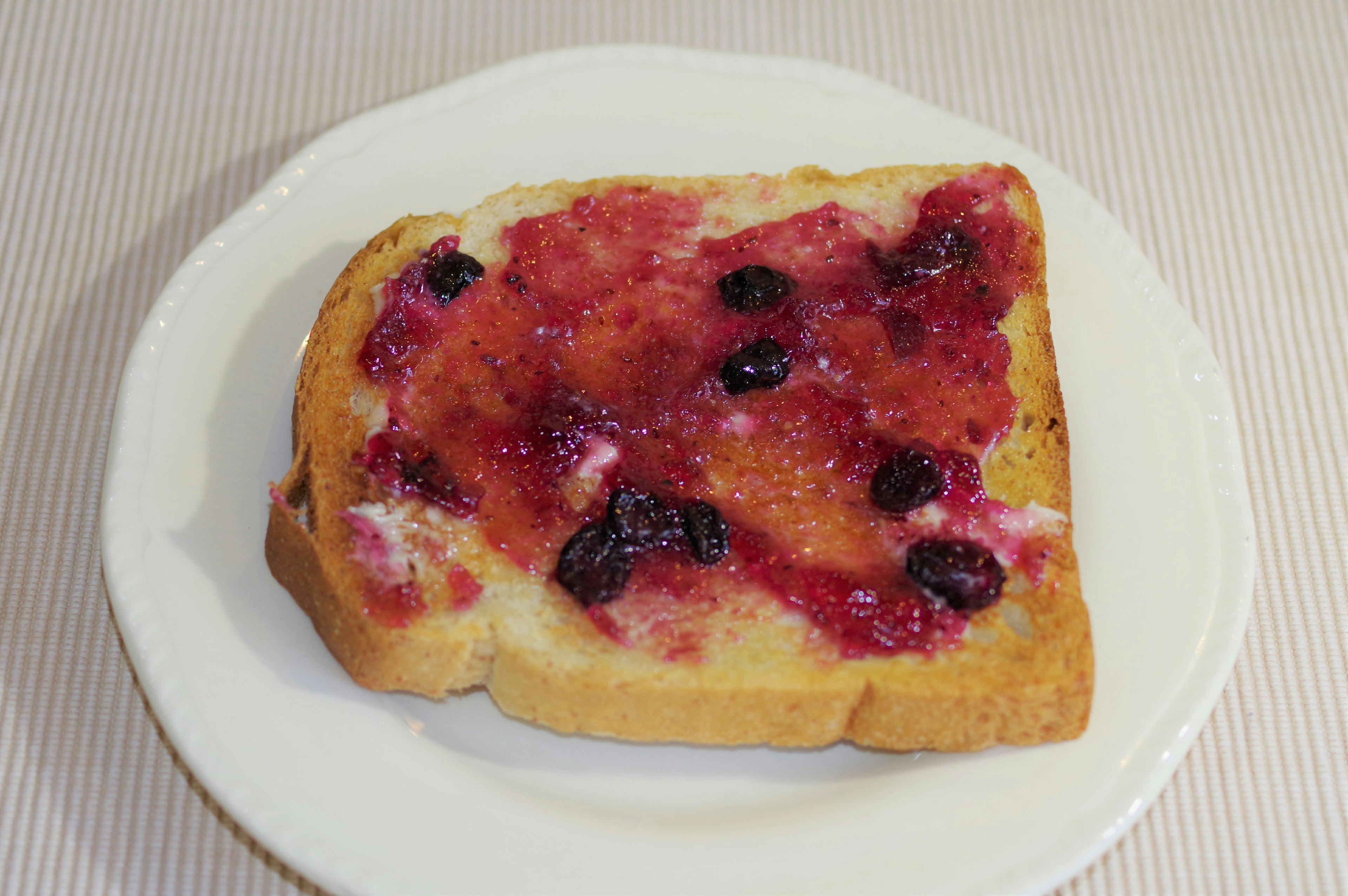 Toast con marmellata di frutti di bosco su un piatto