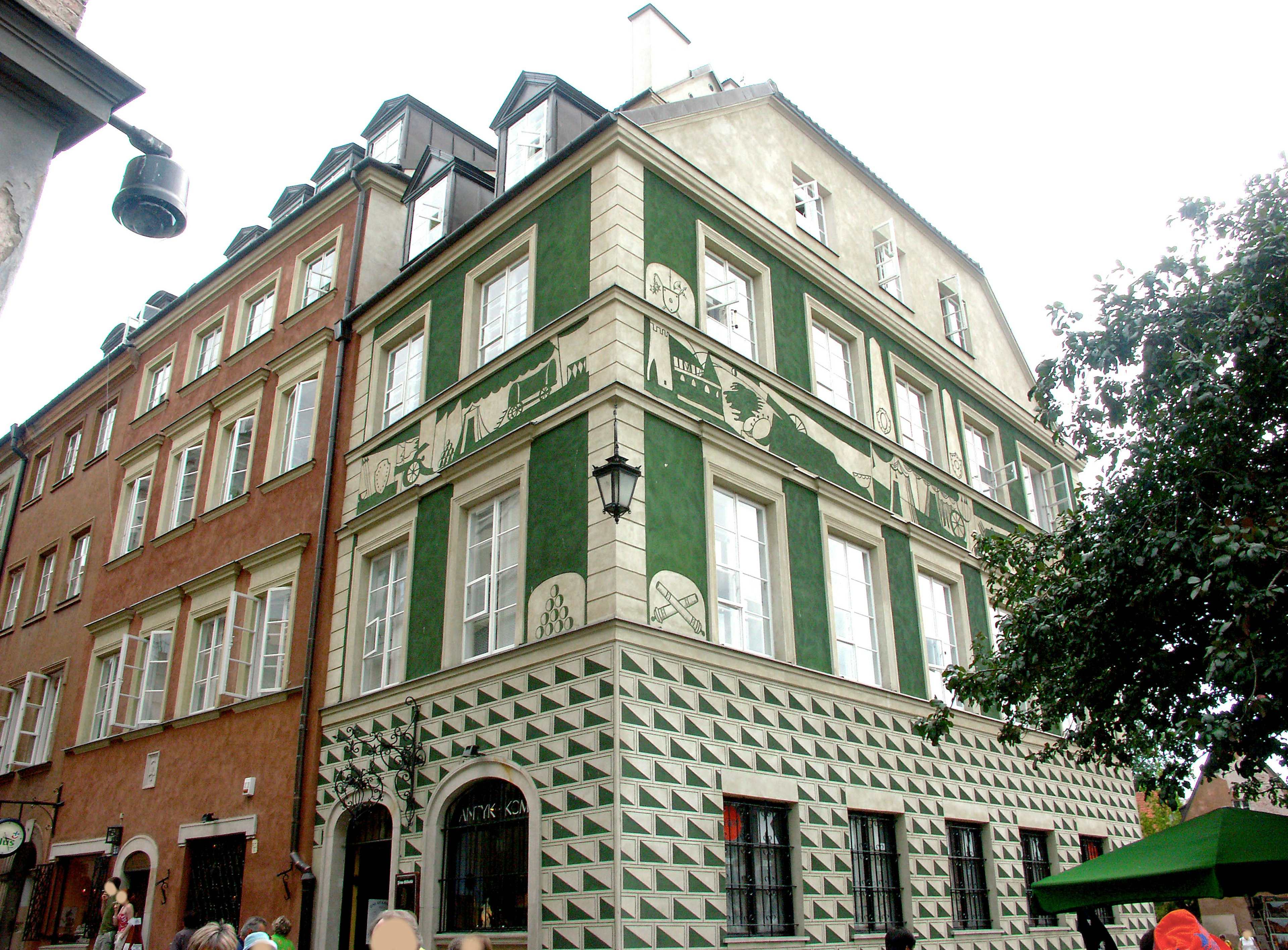 Edificio histórico con elementos decorativos verdes