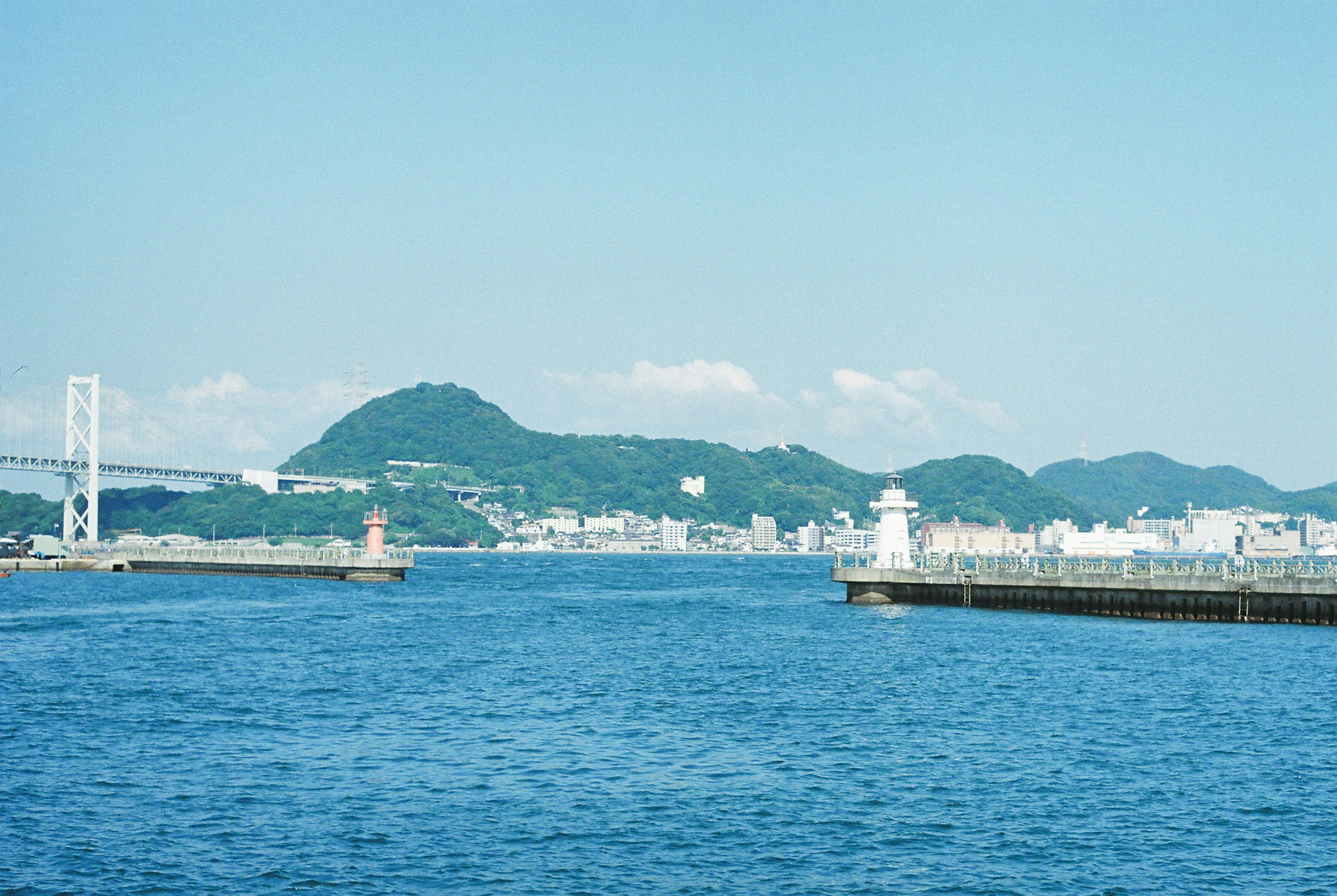 青い海と山々を背景にした港の風景