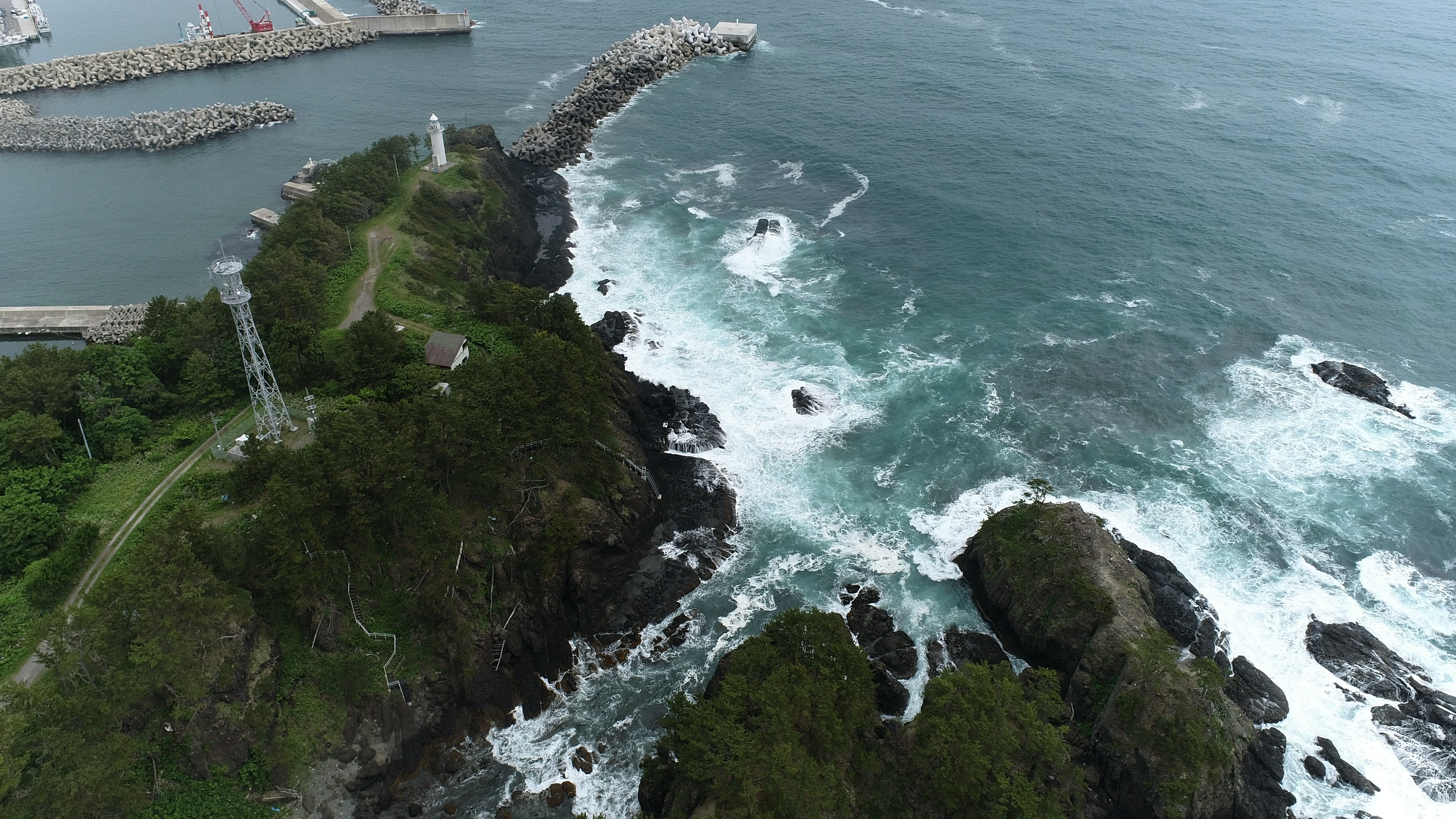 海岸線と灯台が見える美しい風景