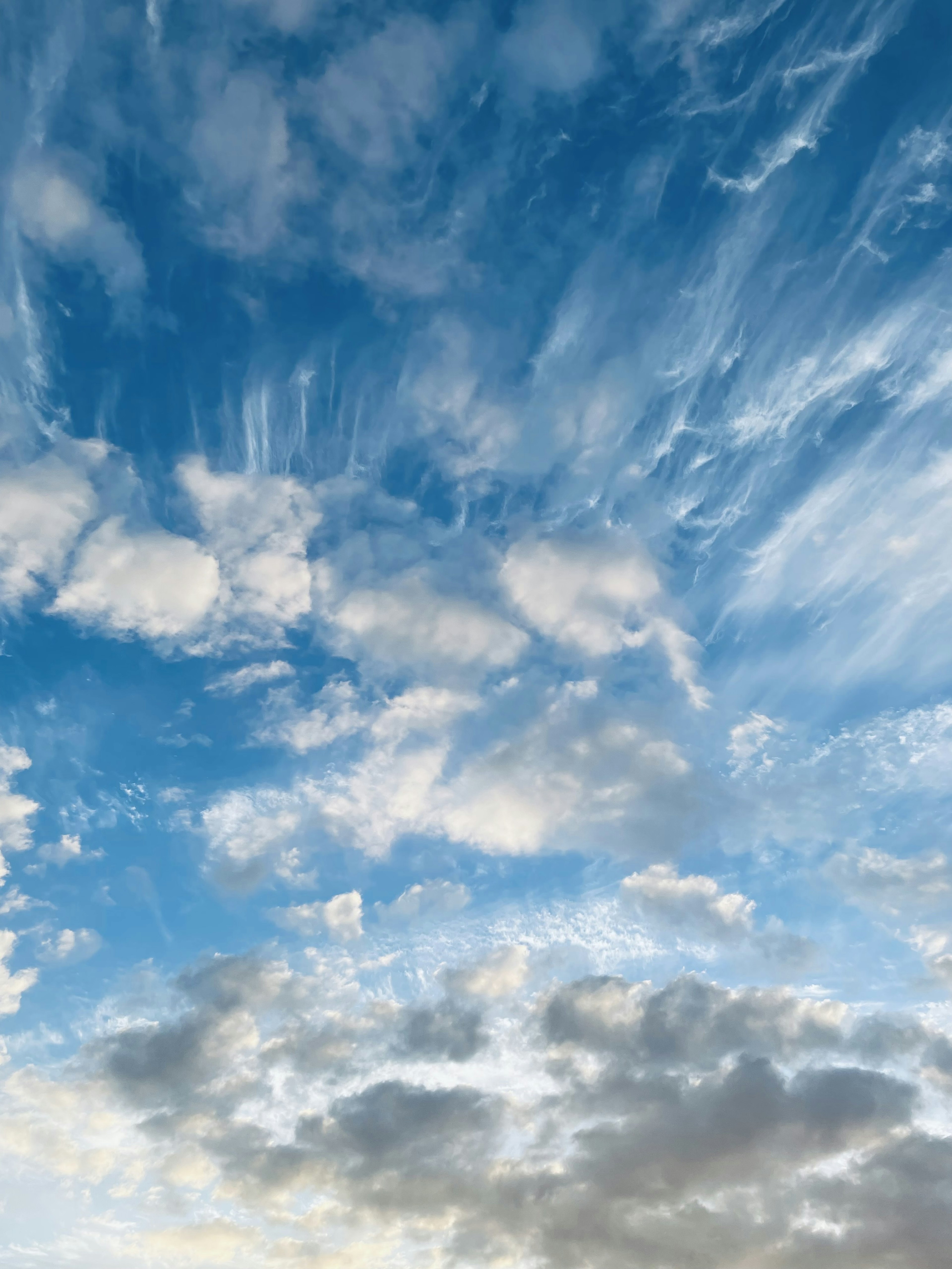 Polanya awan yang indah di langit biru