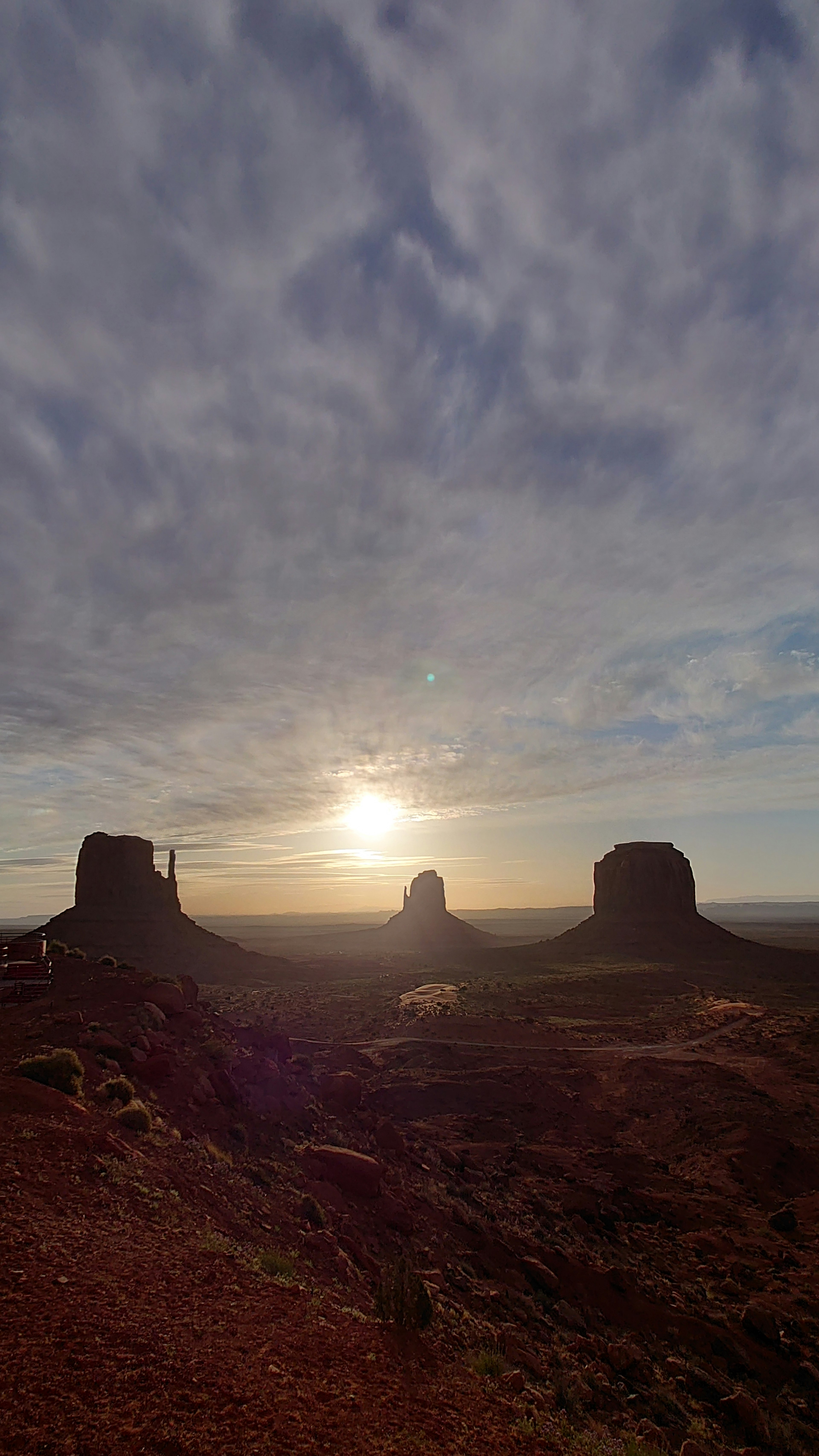 Pemandangan matahari terbenam yang indah di Monument Valley dengan awan dramatis