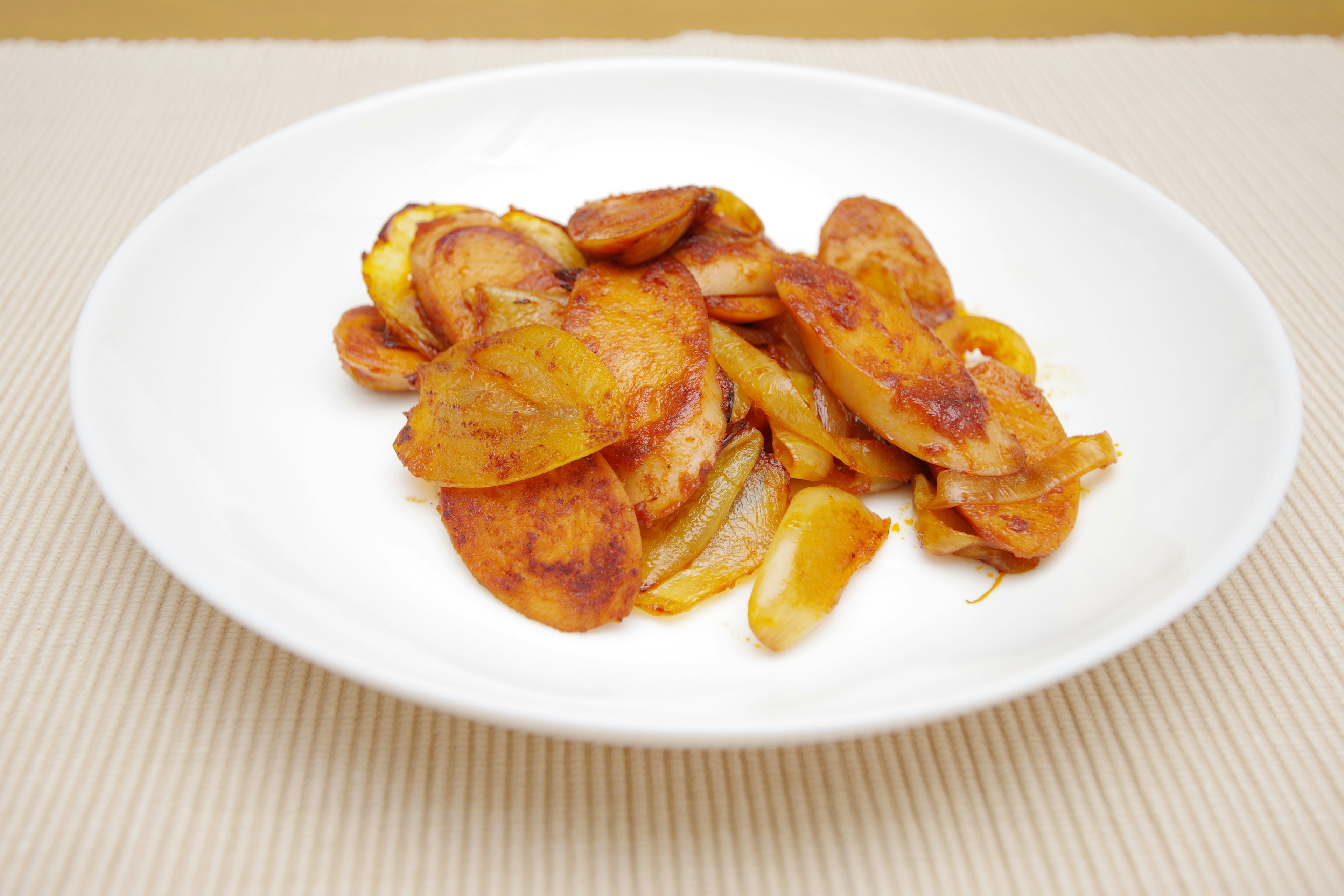 Tranches de pommes cuites servies sur une assiette blanche