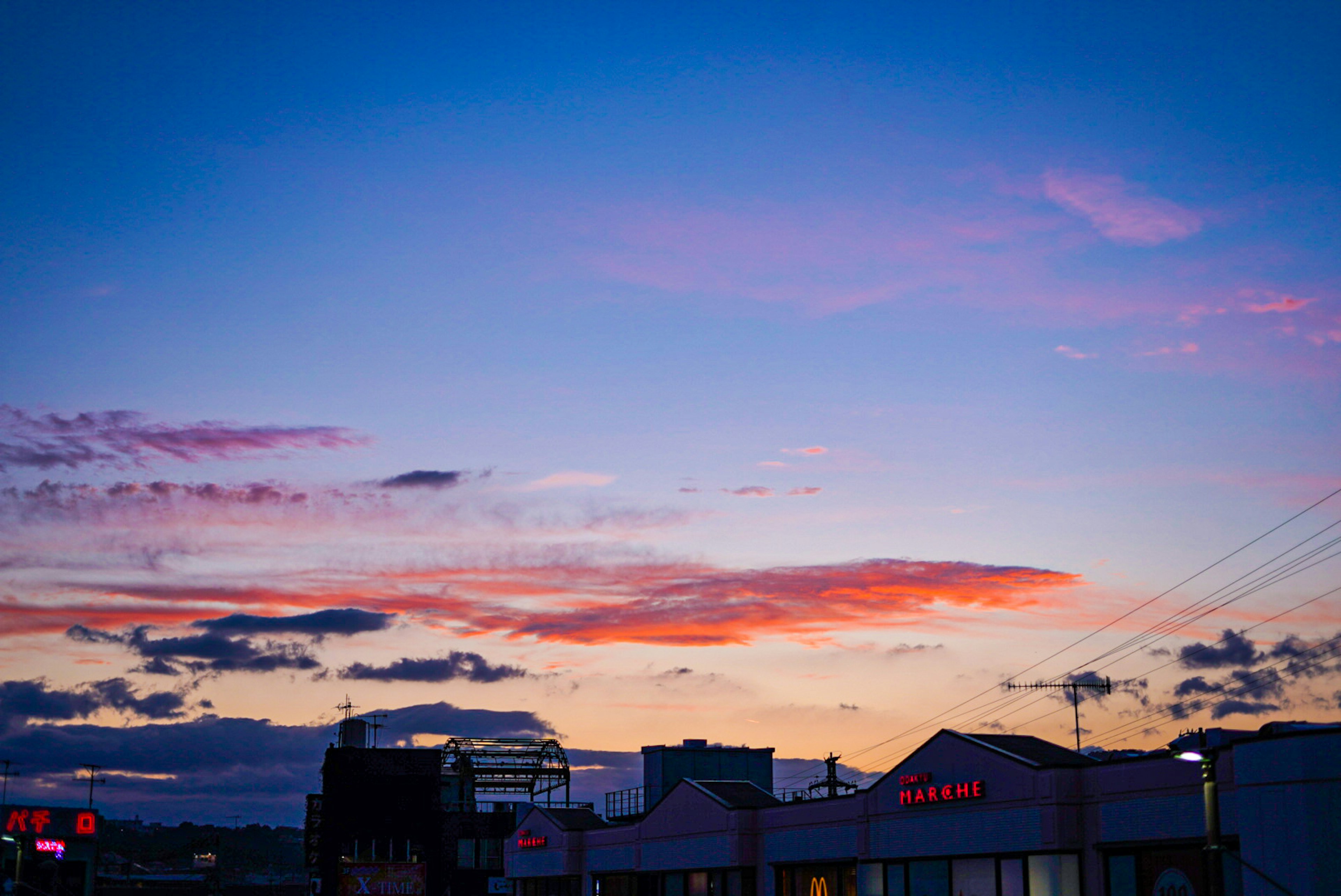 日落天空与商店轮廓