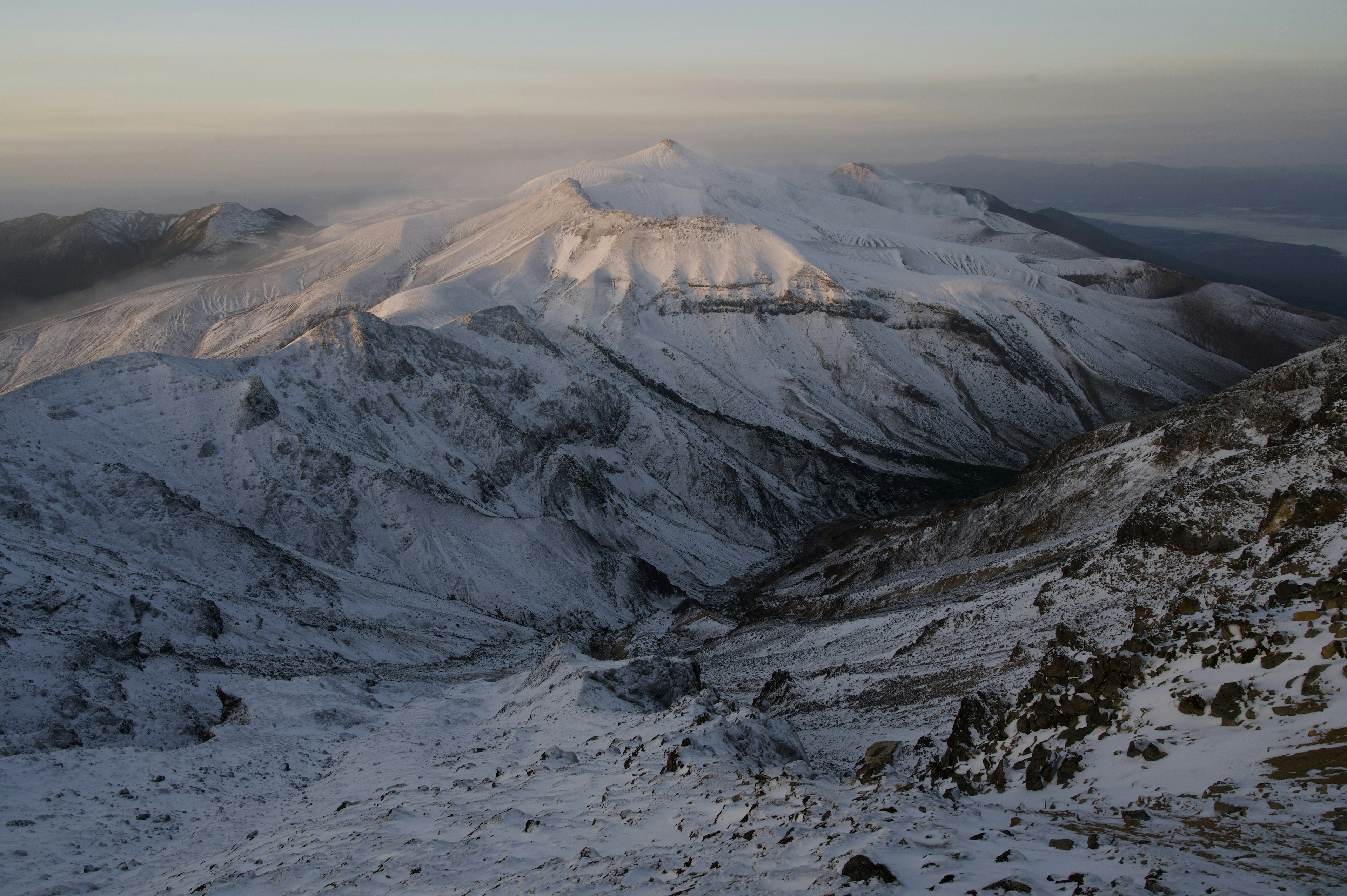 Schneebedeckte Berglandschaft mit einer ruhigen Atmosphäre