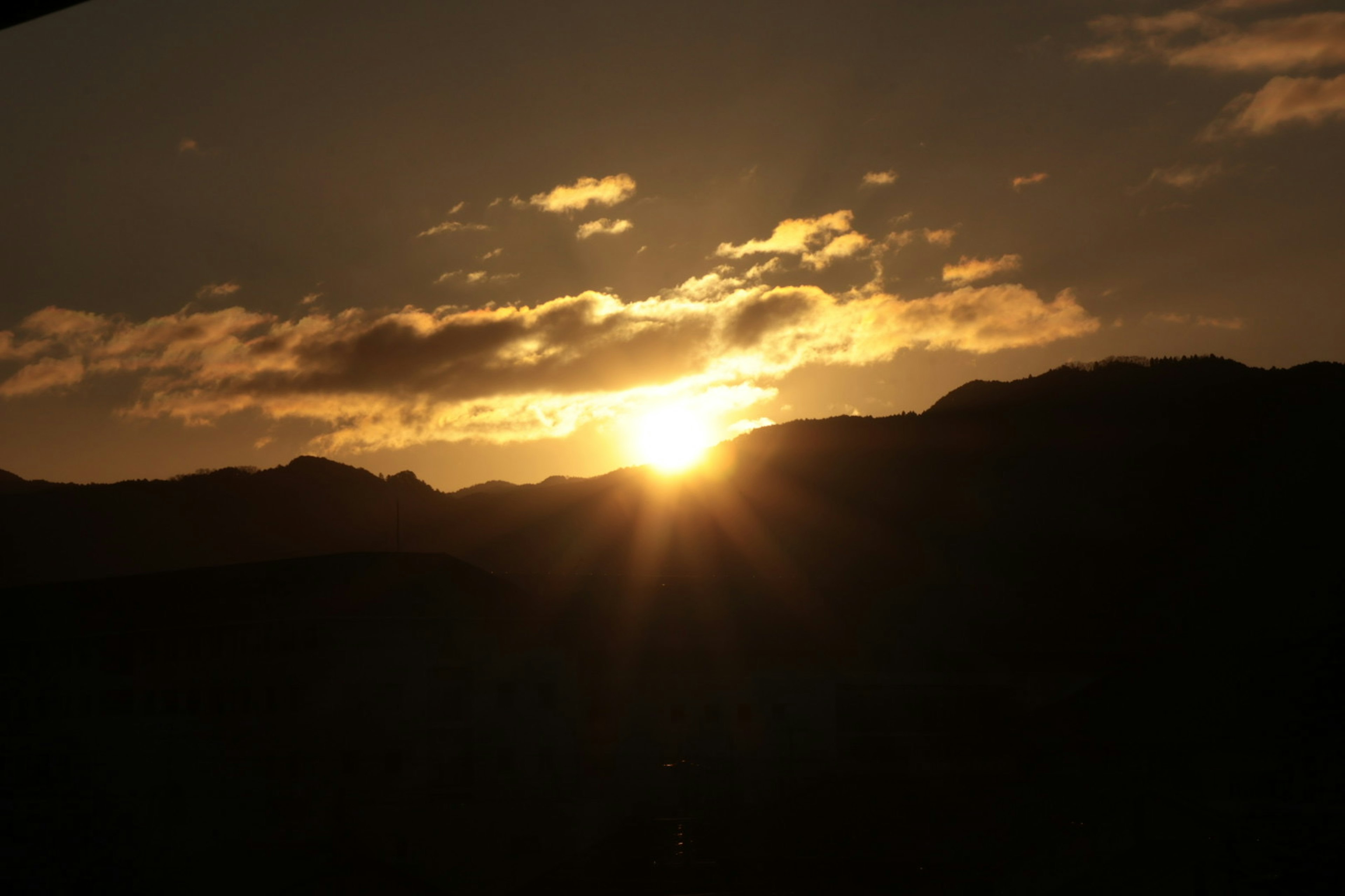 Schöne Landschaft des Sonnenuntergangs über den Bergen