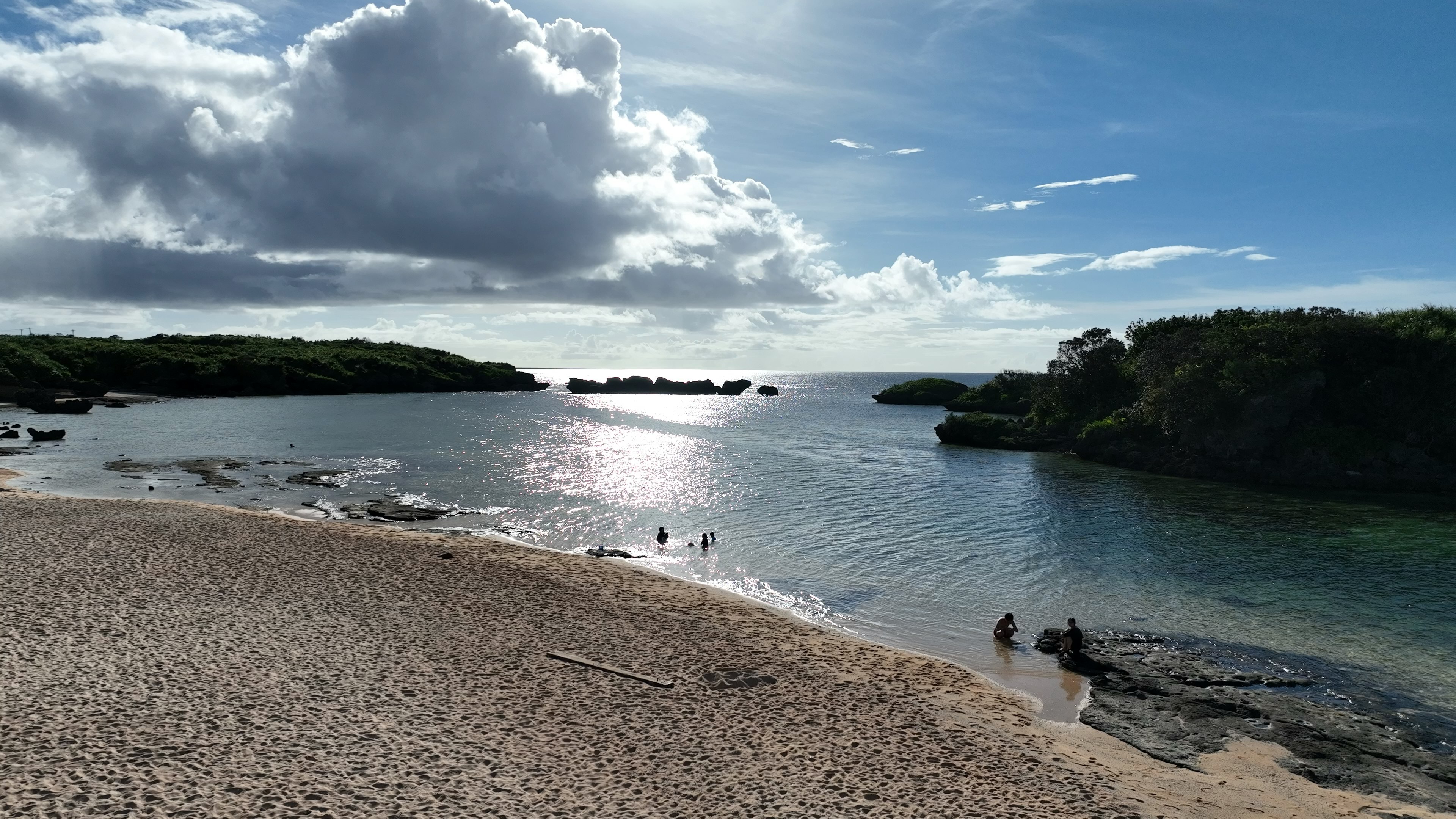 Vue pittoresque de la plage avec la côte sous un ciel bleu