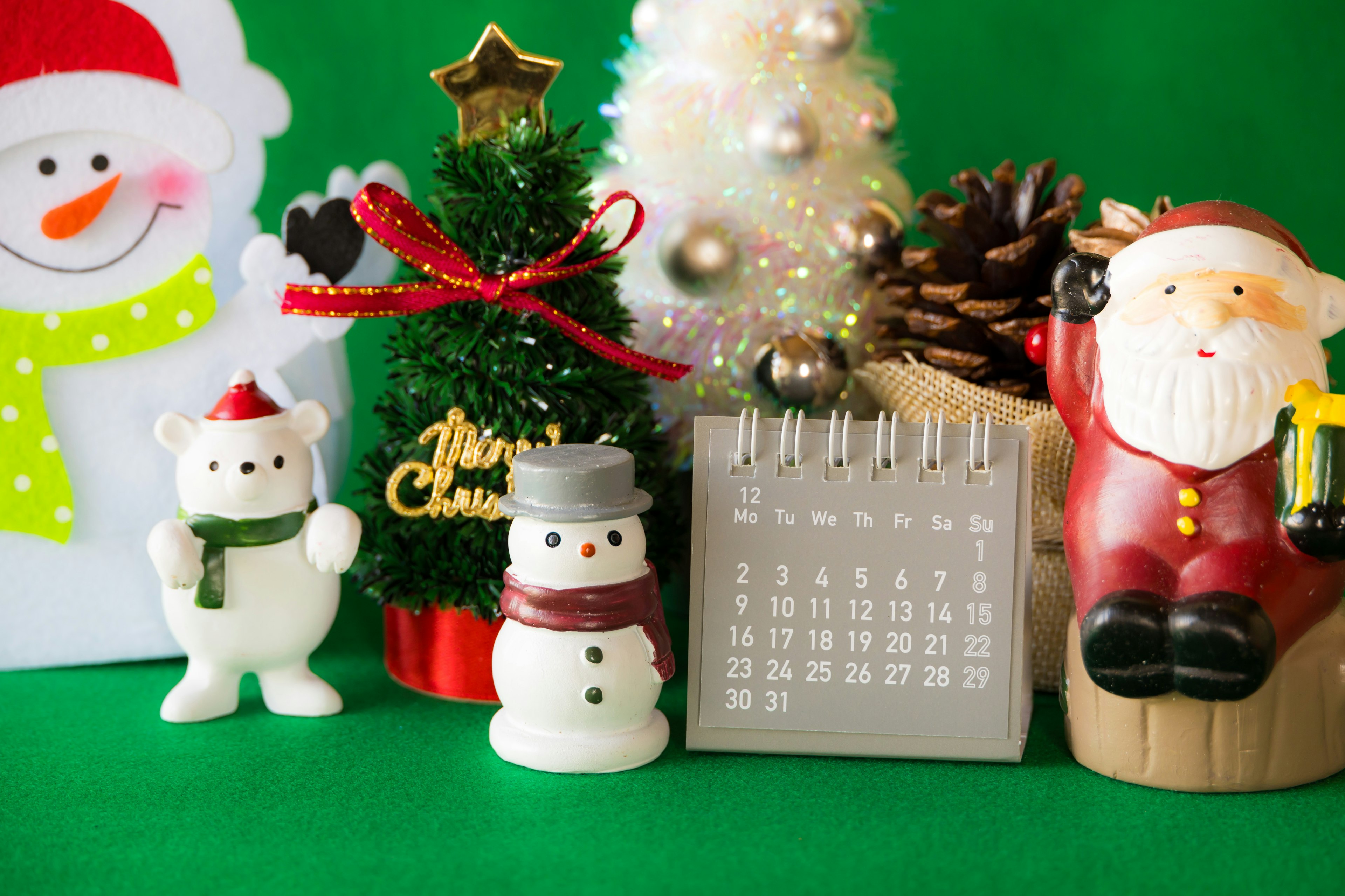 Collection de décorations de Noël avec de petits bonhommes de neige et une figurine du Père Noël