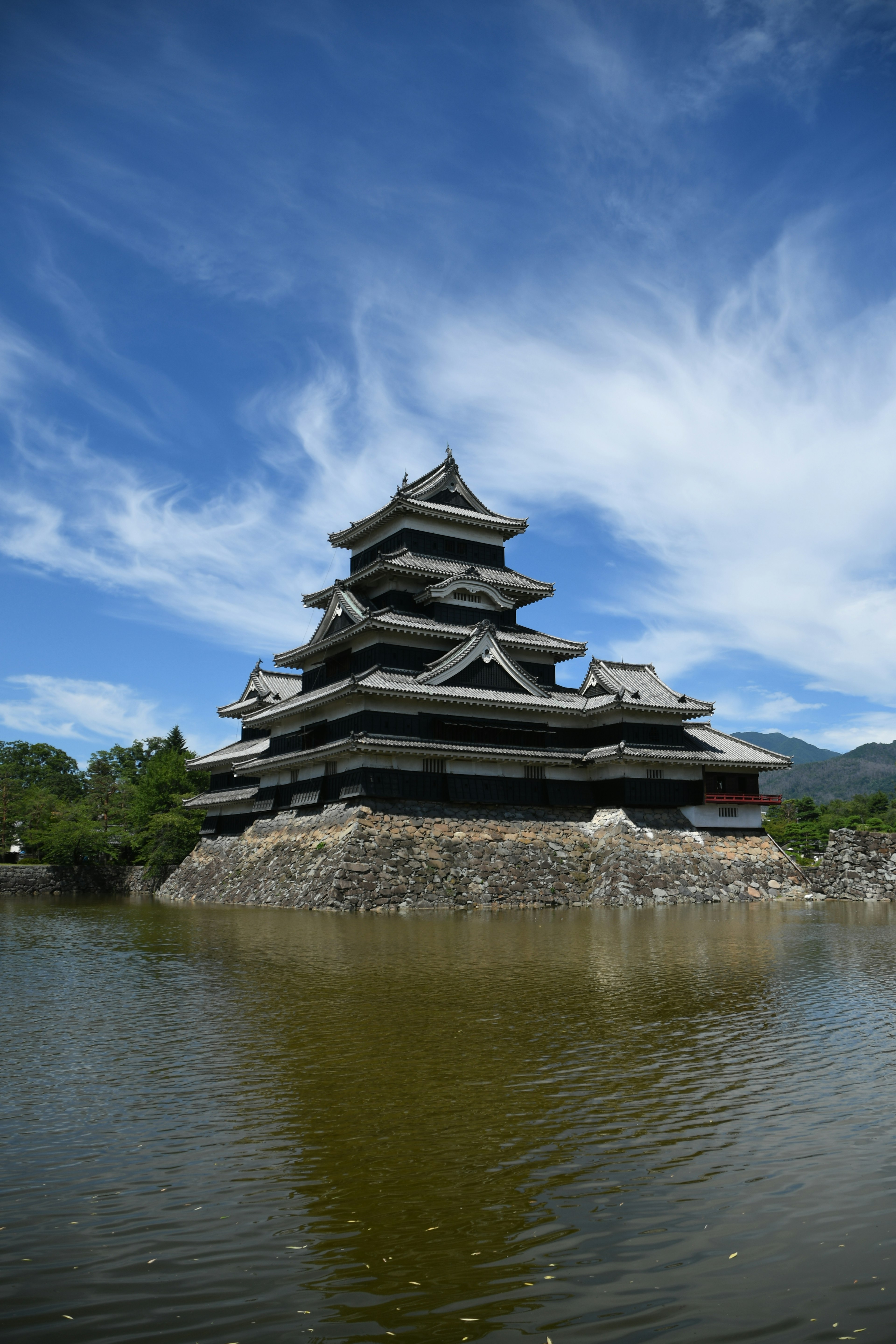 Matsumoto Castle mit malerischer Reflexion im Wasser