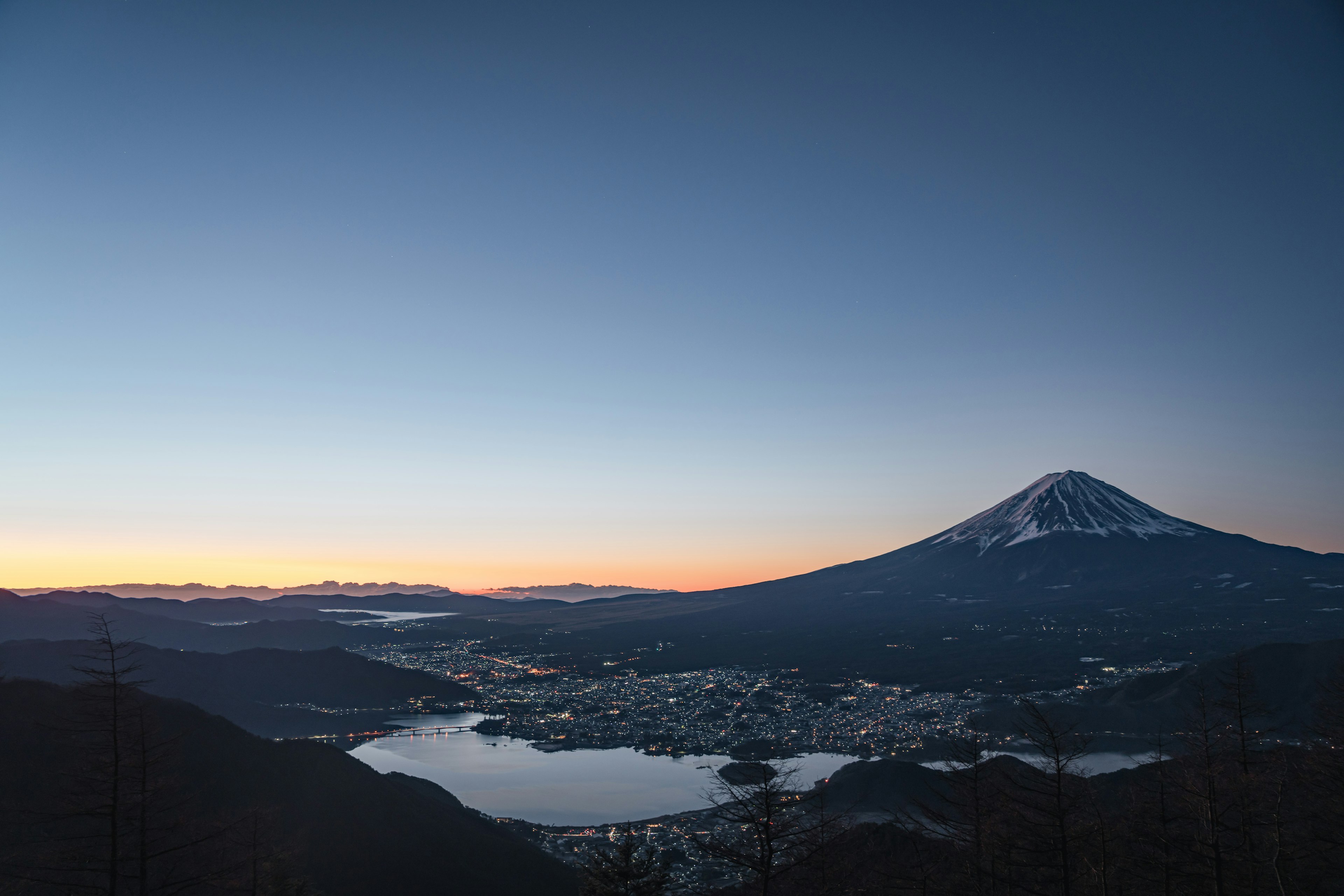 Schöne Sonnenuntergangslandschaft des Fuji und des Sees