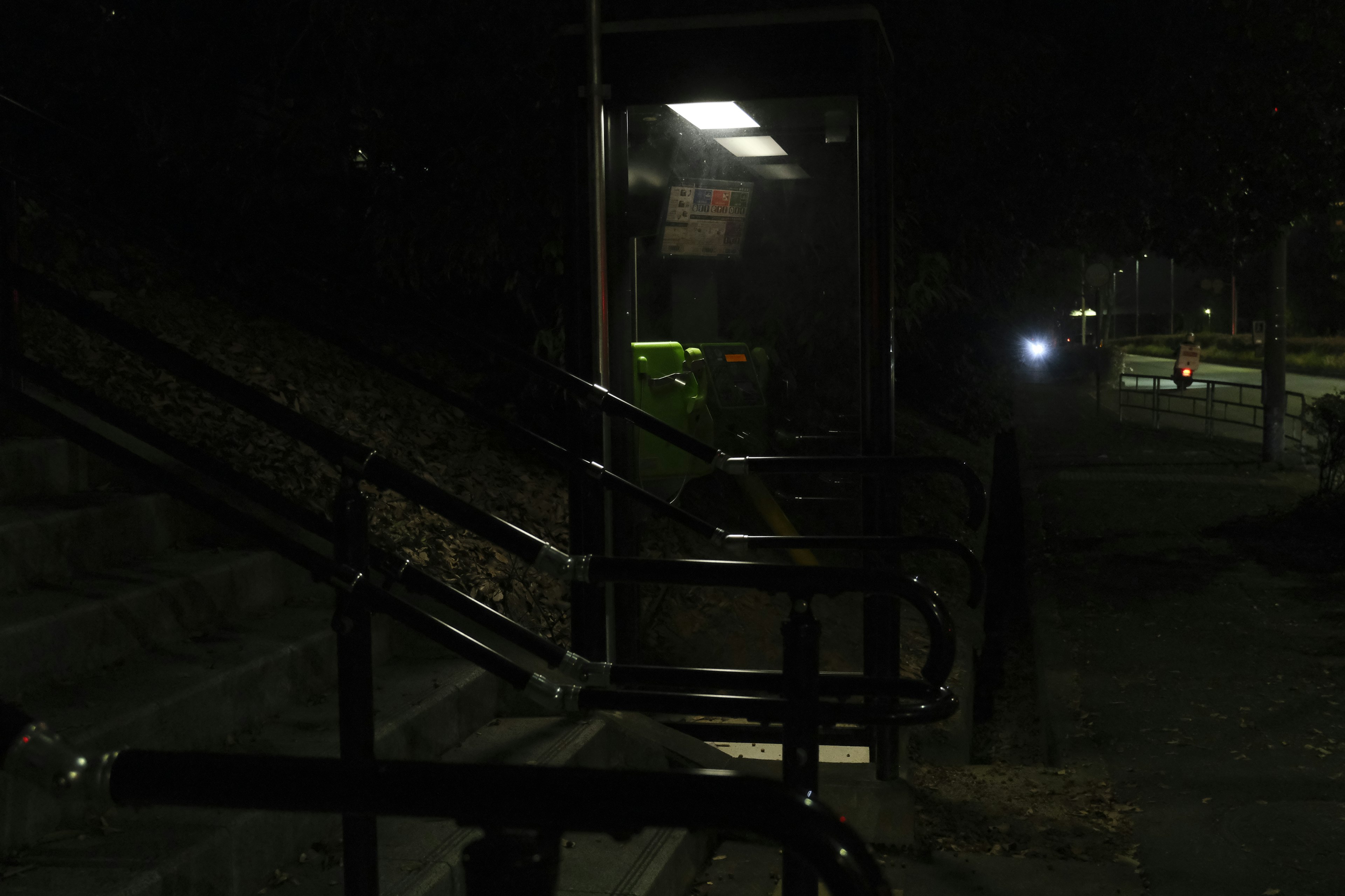 Scène nocturne d'une cabine téléphonique et d'escaliers