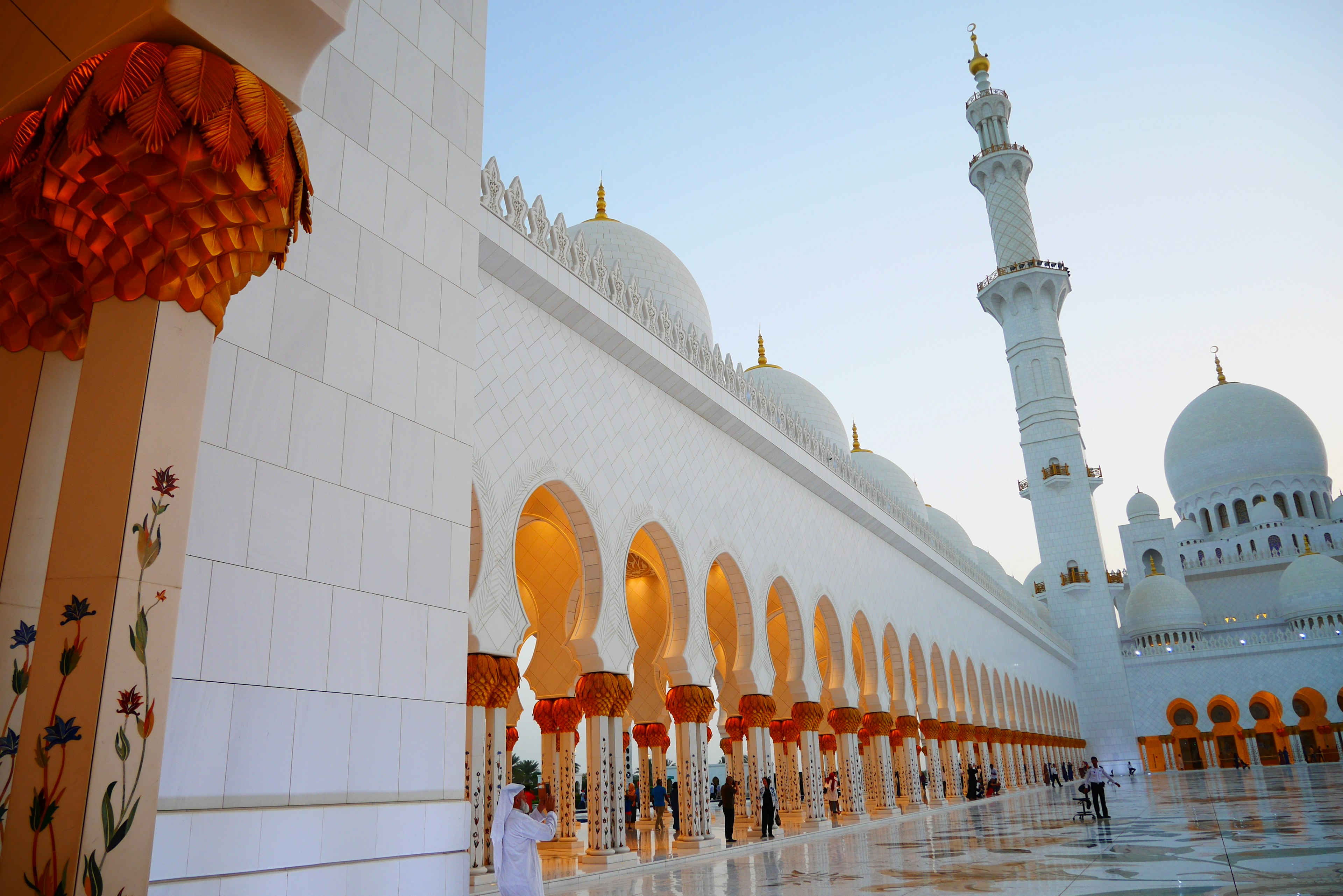 Beeindruckende Bögen und Dekorationen der Sheikh-Zayed-Moschee