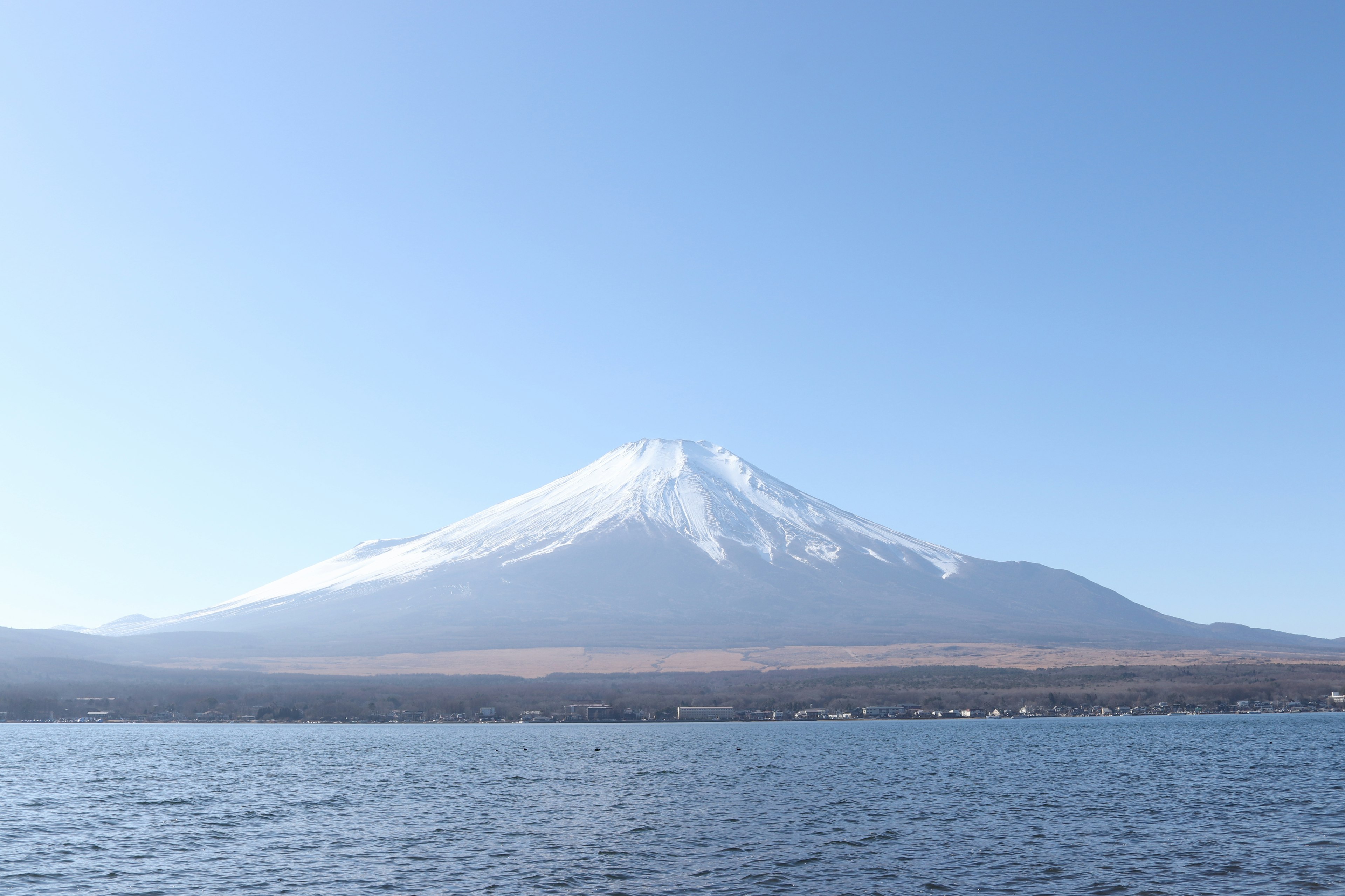 Monte Fuji innevato contro un cielo blu chiaro