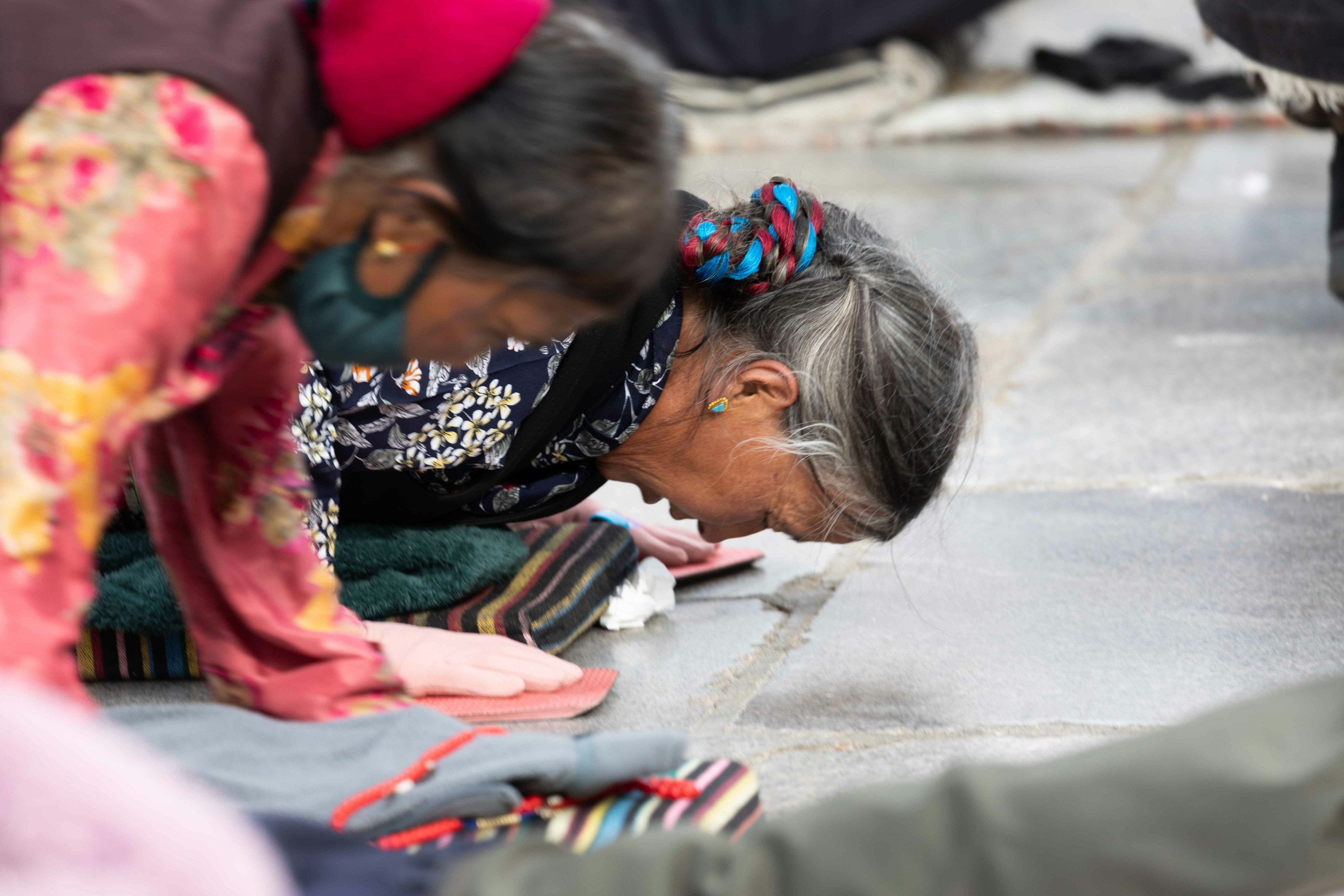 Mujeres arrodilladas en el suelo en oración