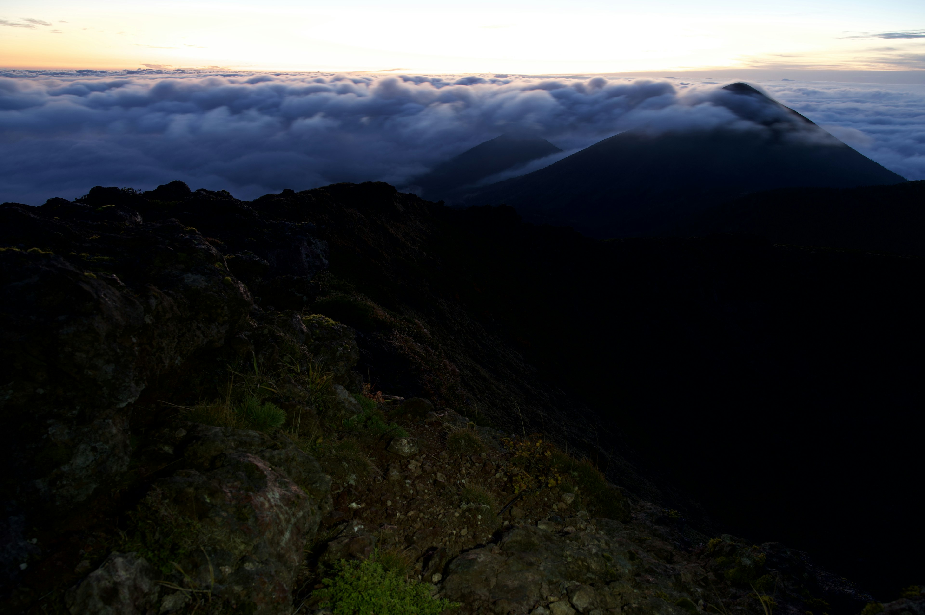 山の頂上からの美しい日の出の景色雲海に覆われた山々と岩の風景