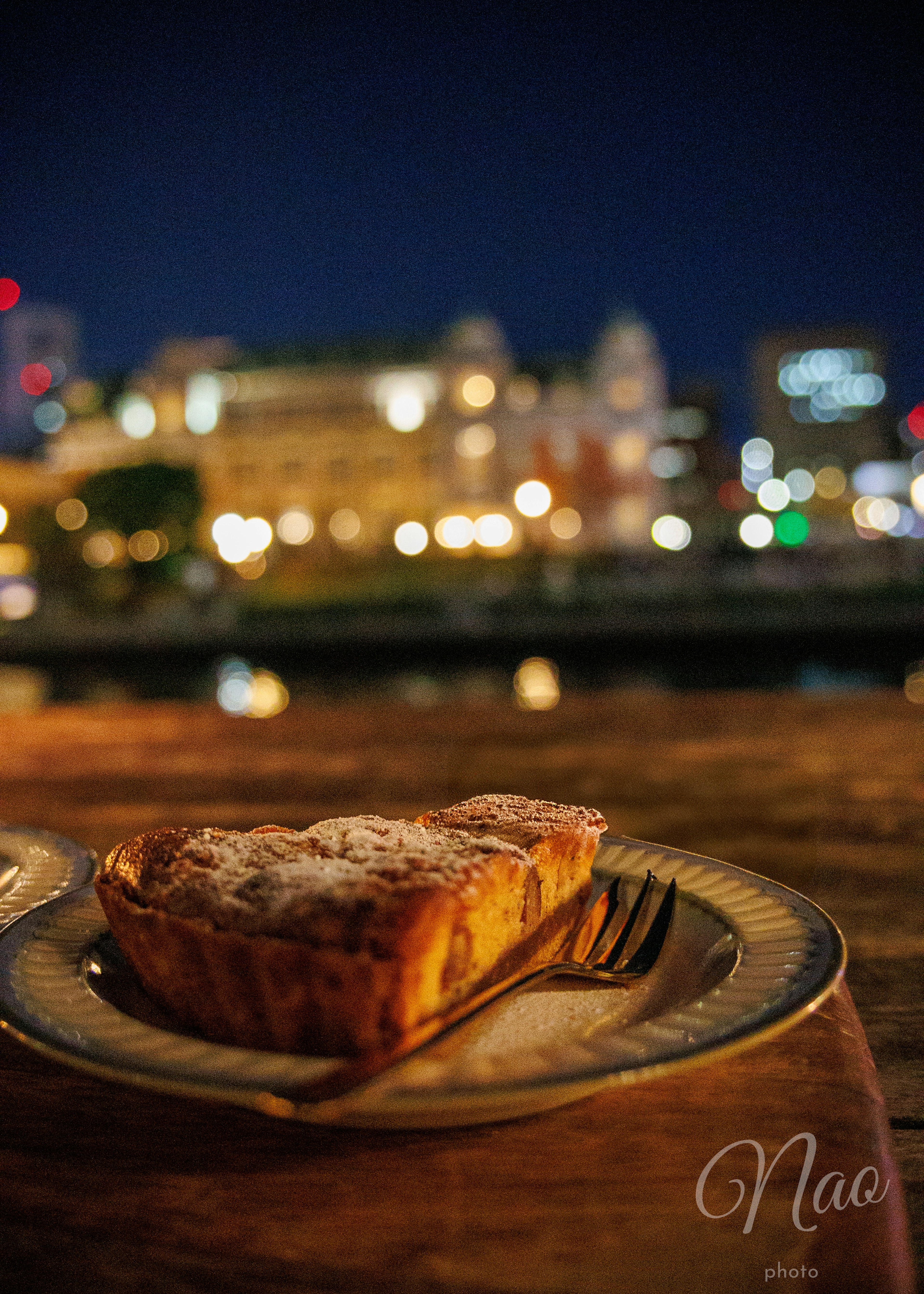 夜景を背景にしたおいしそうなパイとフォーク