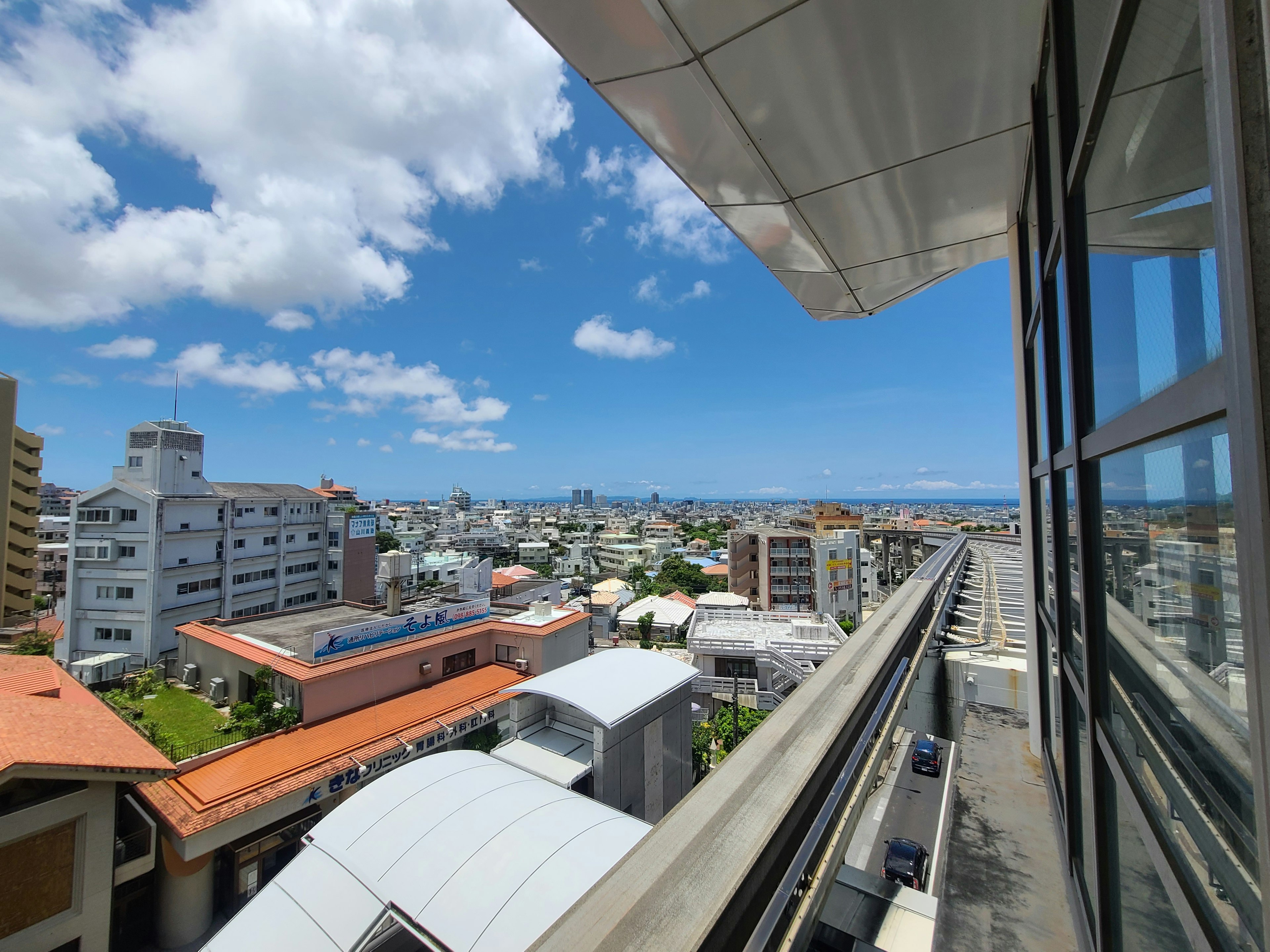 青空と雲が広がる都市の景色 ビルの屋上からの眺め