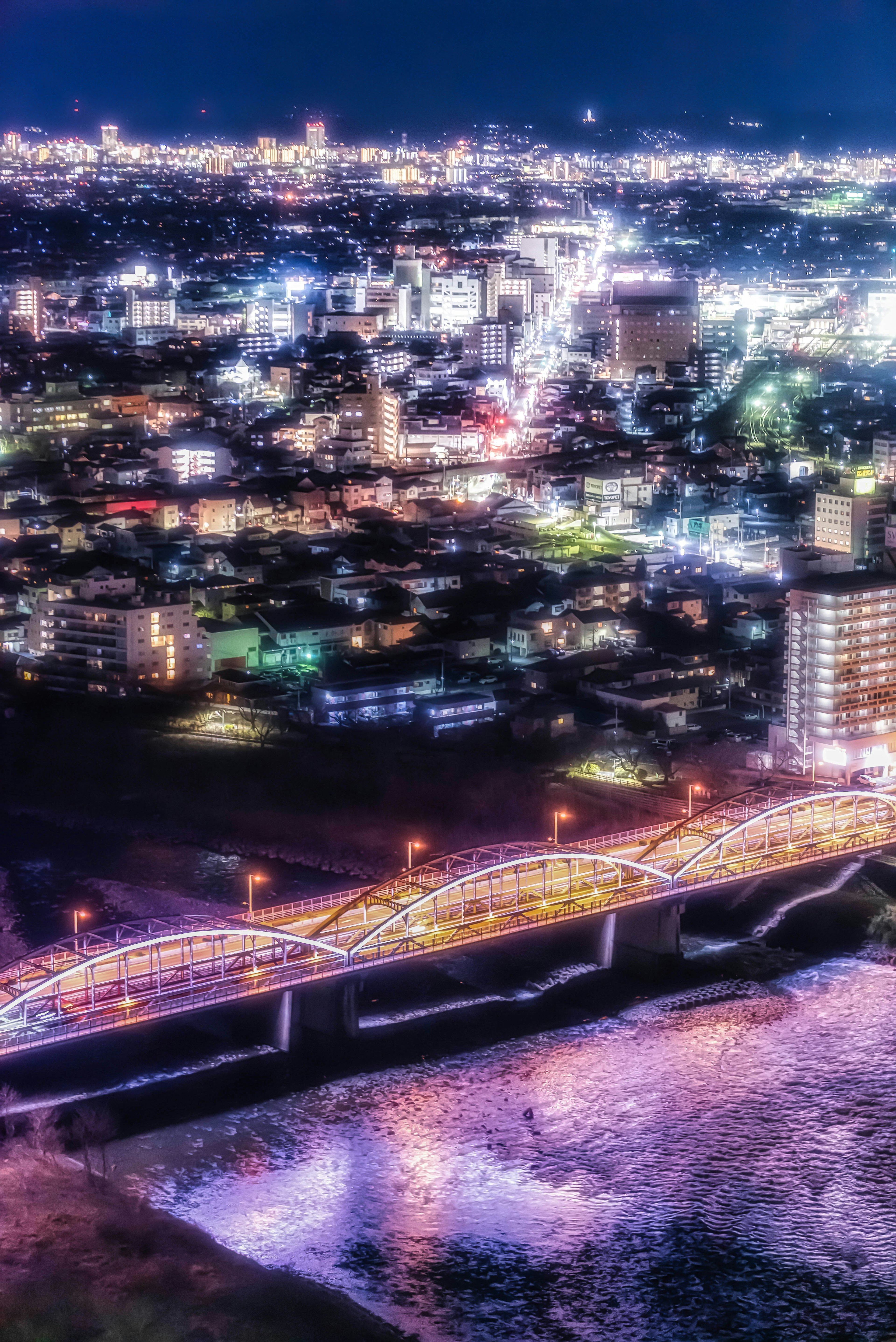 夜景の都市と川が見える美しい風景