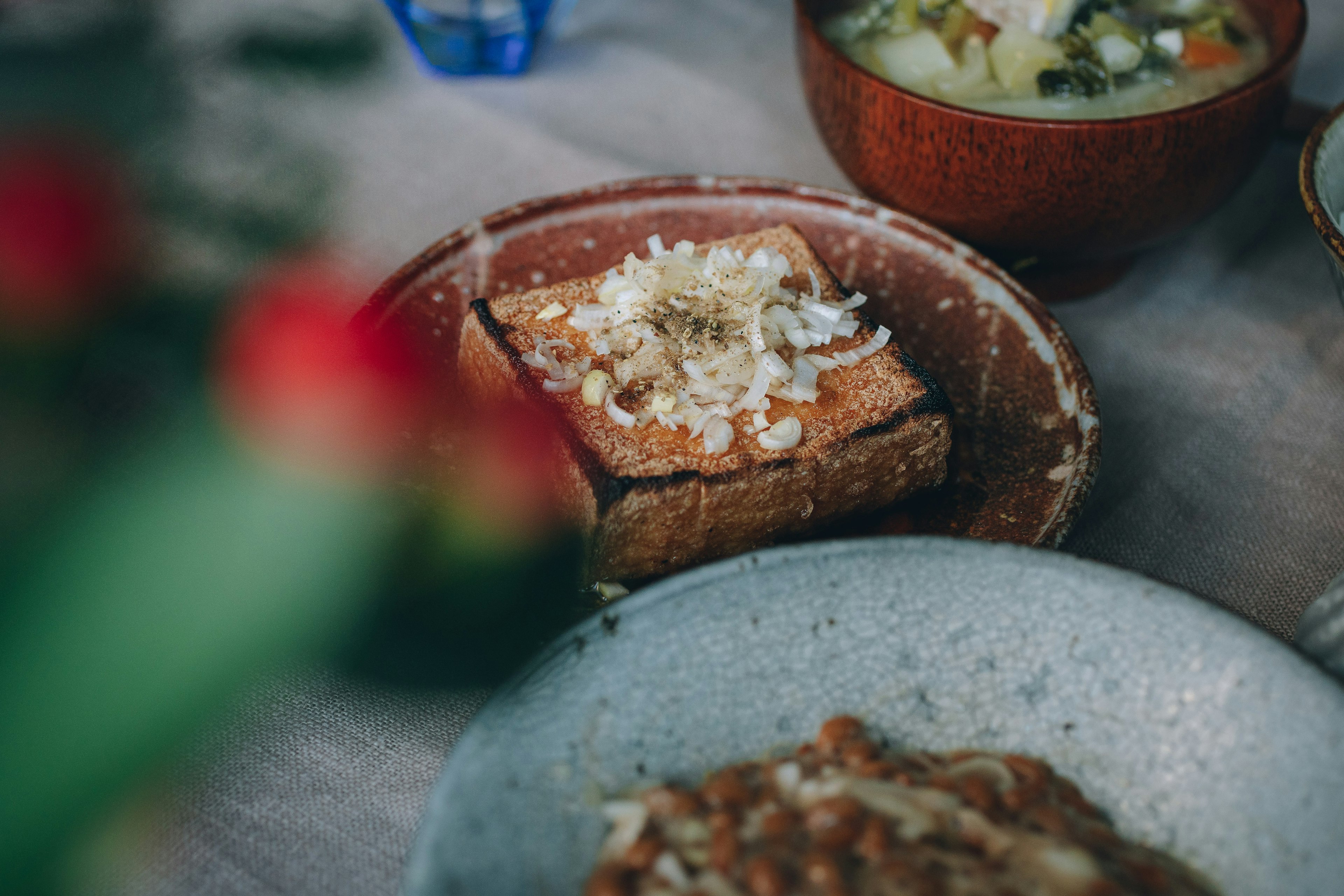 Nahaufnahme eines schön angerichteten Tellers mit Essen auf einem Tisch