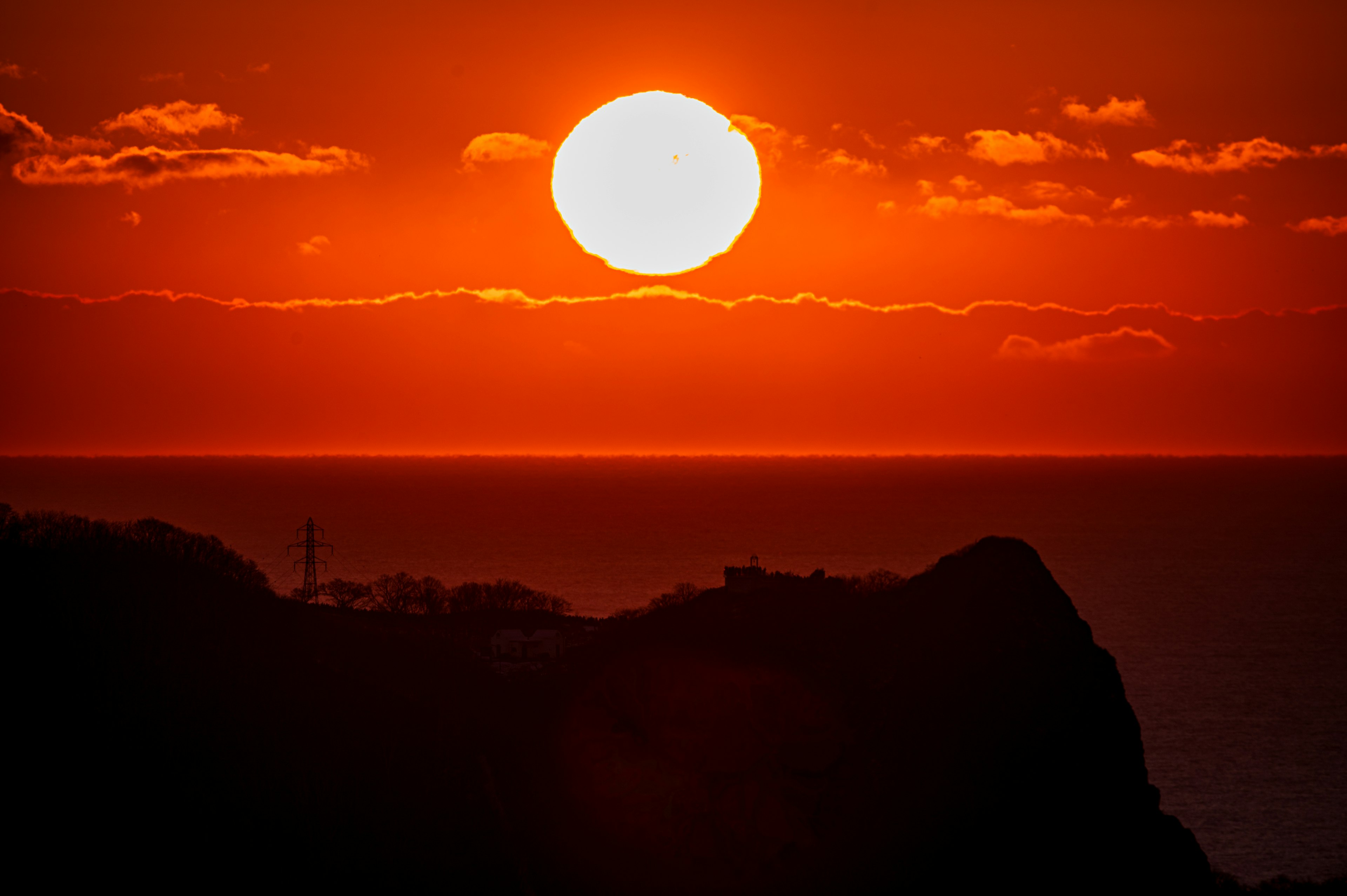 Wunderschöner Sonnenuntergang über dem Ozean mit lebhaften Orangetönen