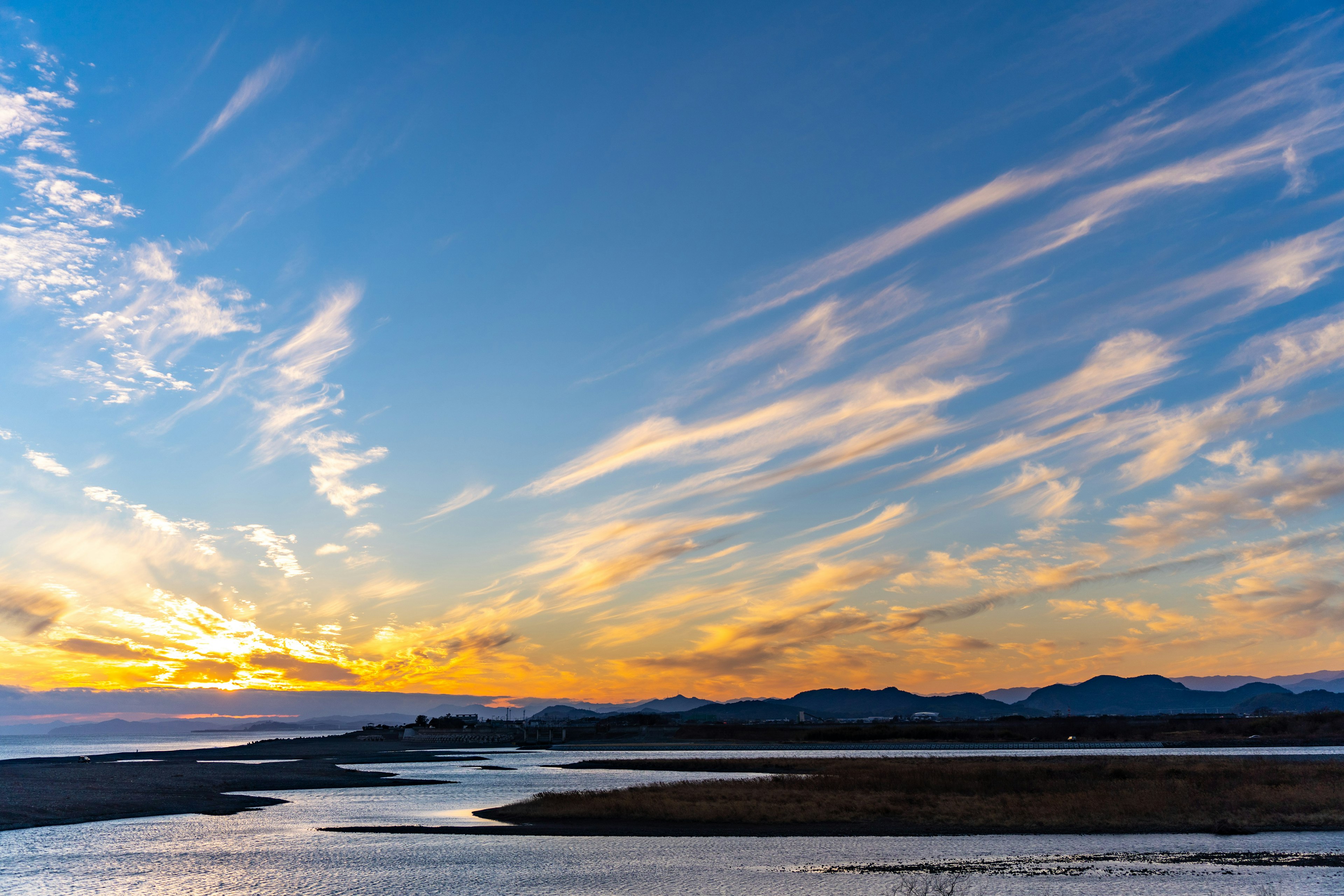 美しい夕焼けの空と穏やかな川の風景