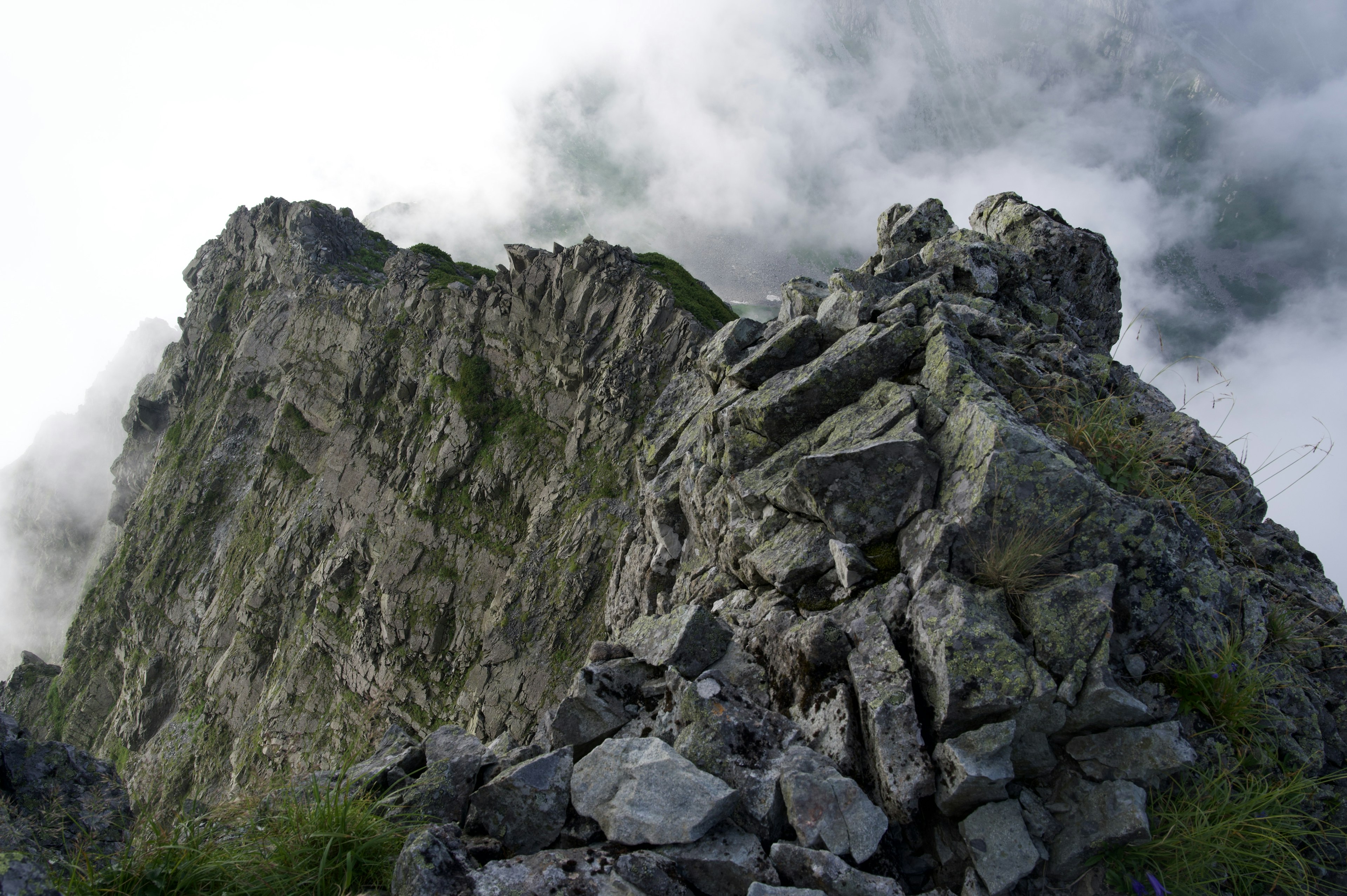 Vista di una cima montuosa coperta di rocce e nuvole