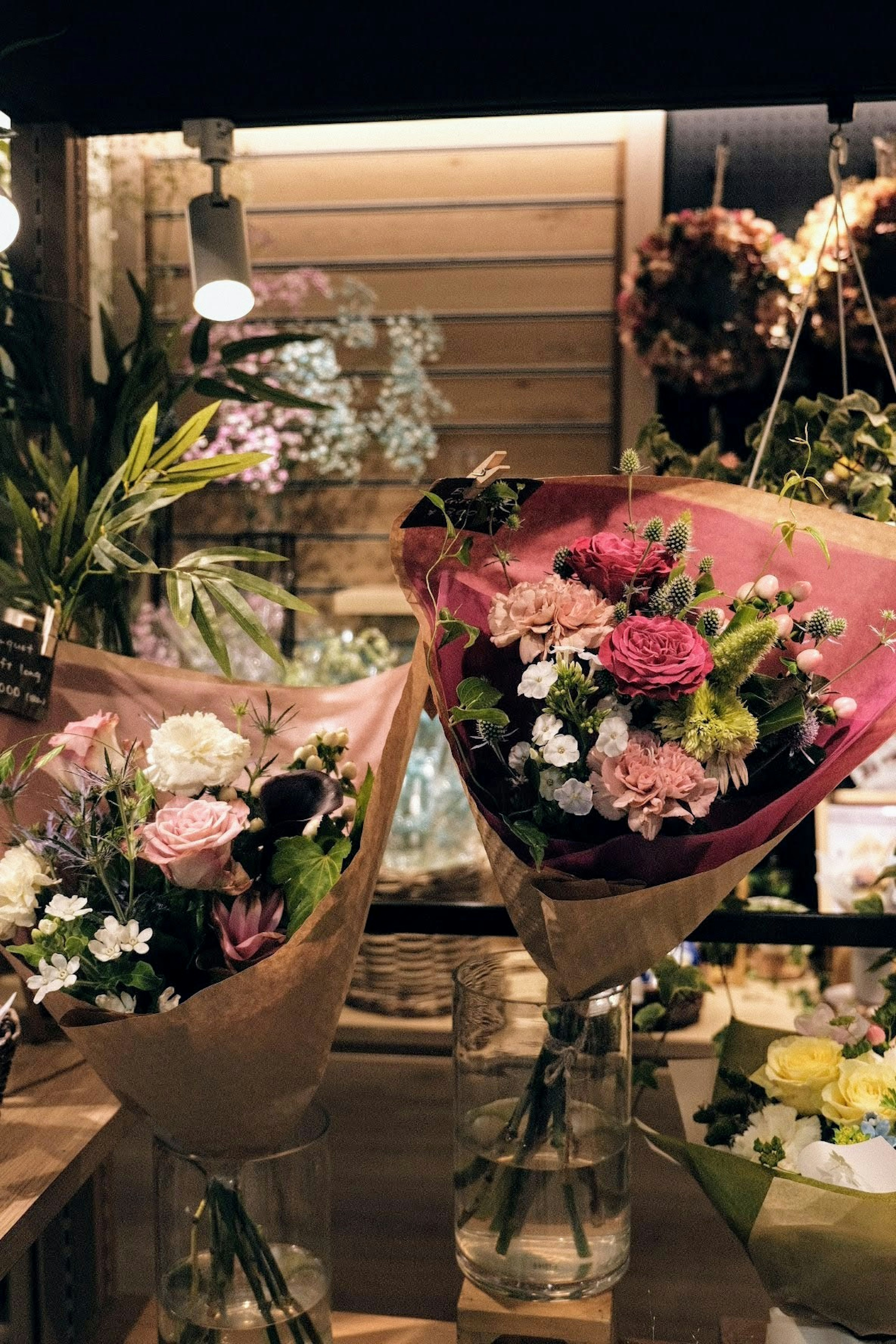 Interior de una floristería con ramos de flores coloridos