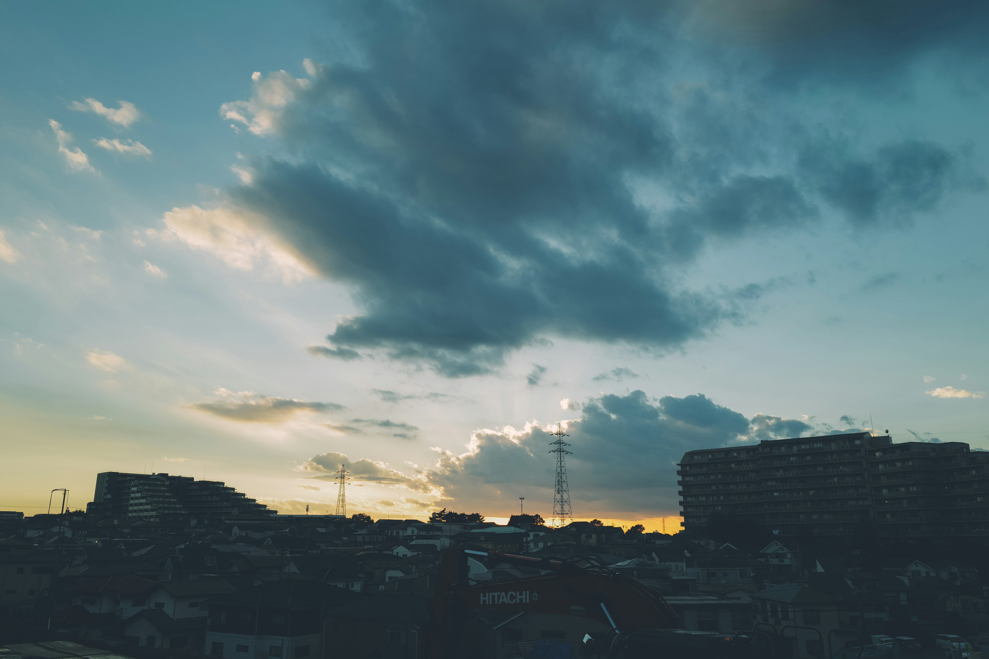 Horizonte urbano al atardecer con nubes dramáticas