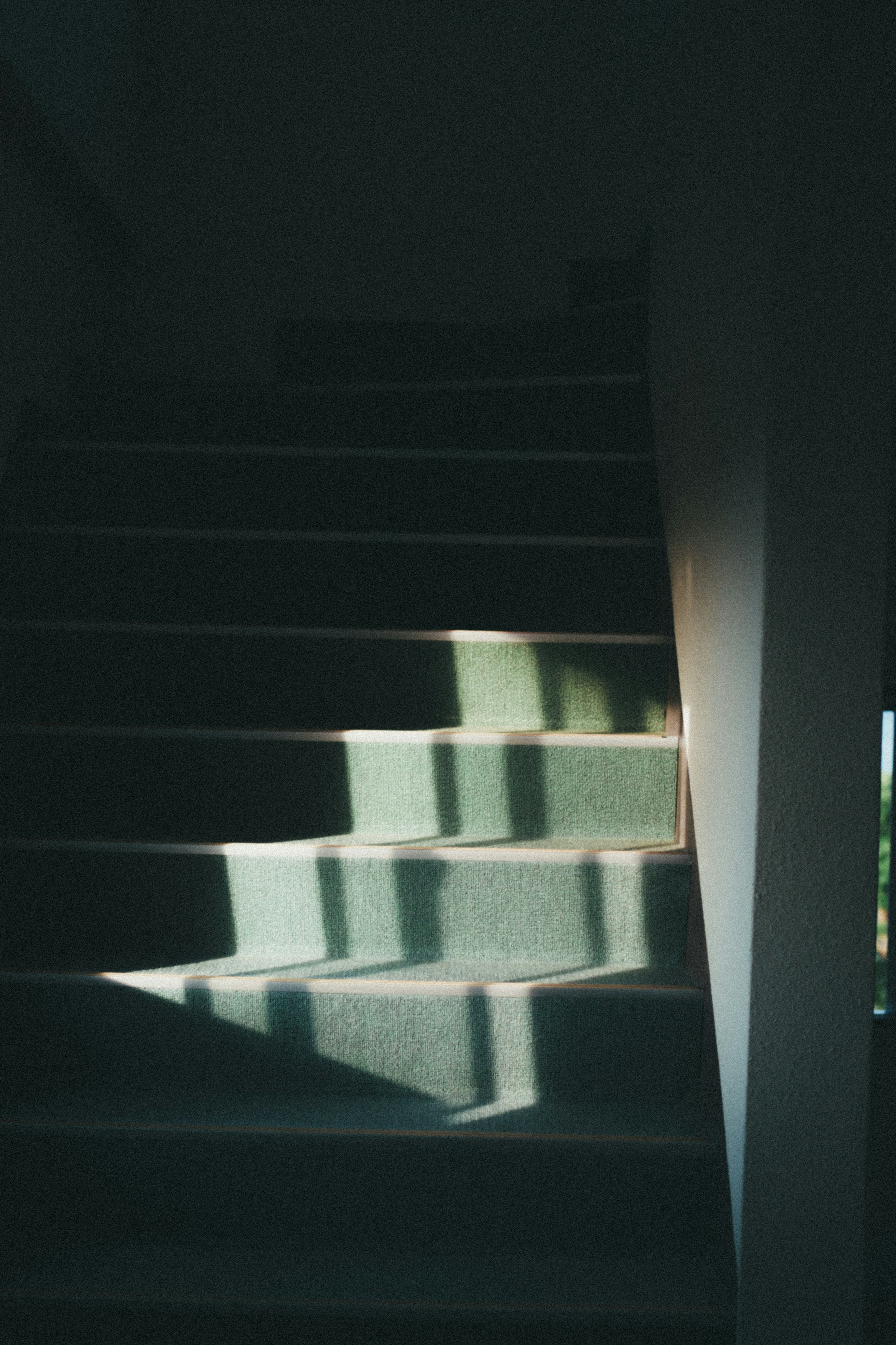 Lichtreflexion auf dunkler Treppe