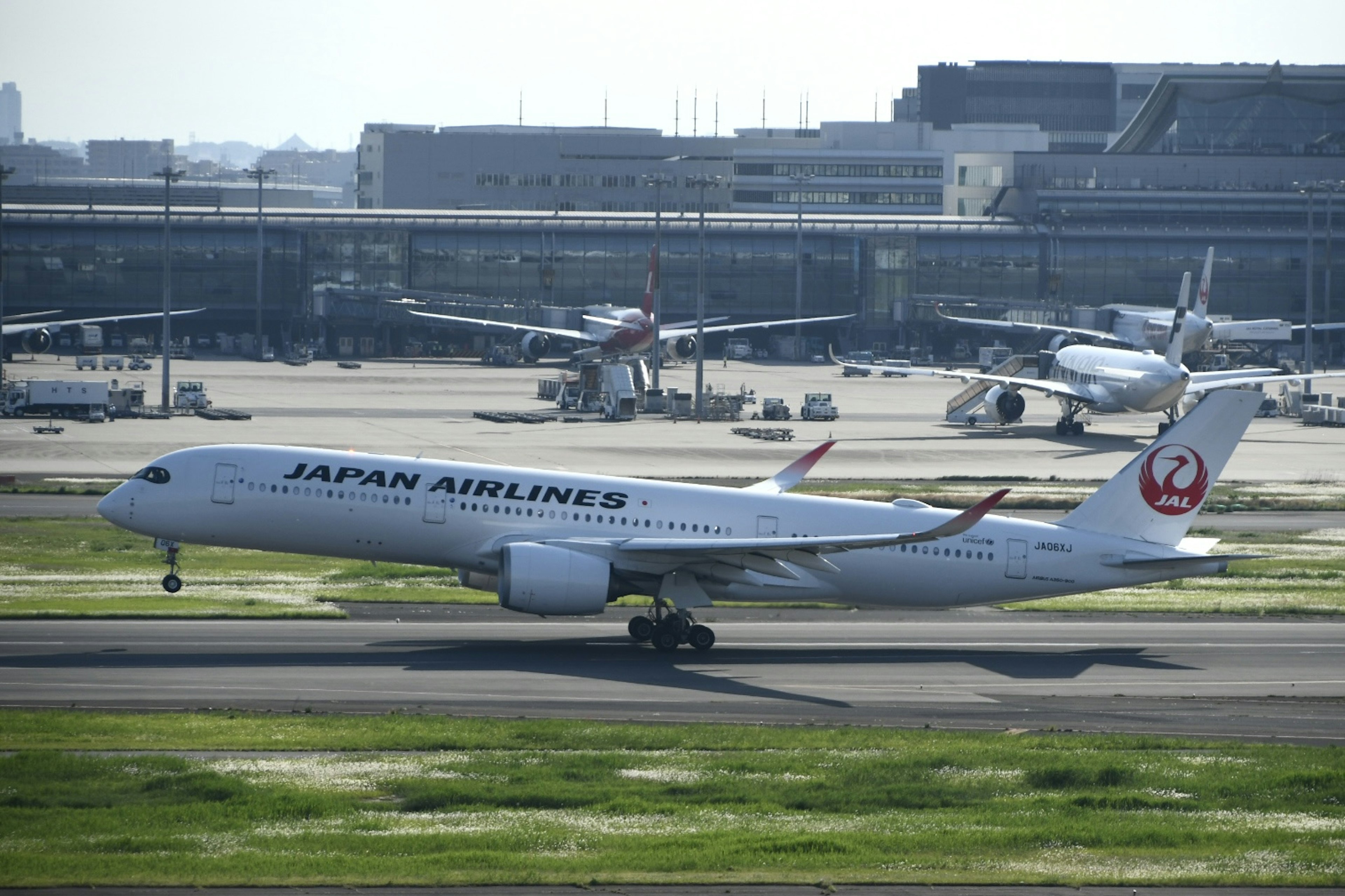 เครื่องบิน Japan Airlines กำลังเลื่อนบนรันเวย์