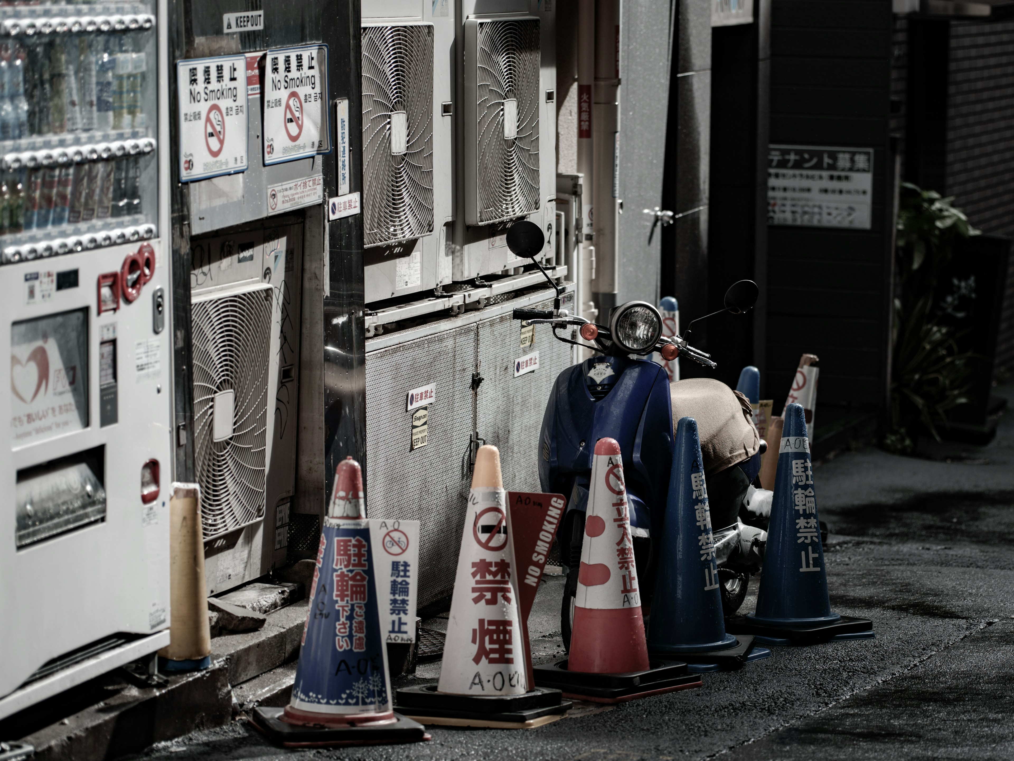 Scène urbaine avec des distributeurs automatiques et des cônes de circulation alignés